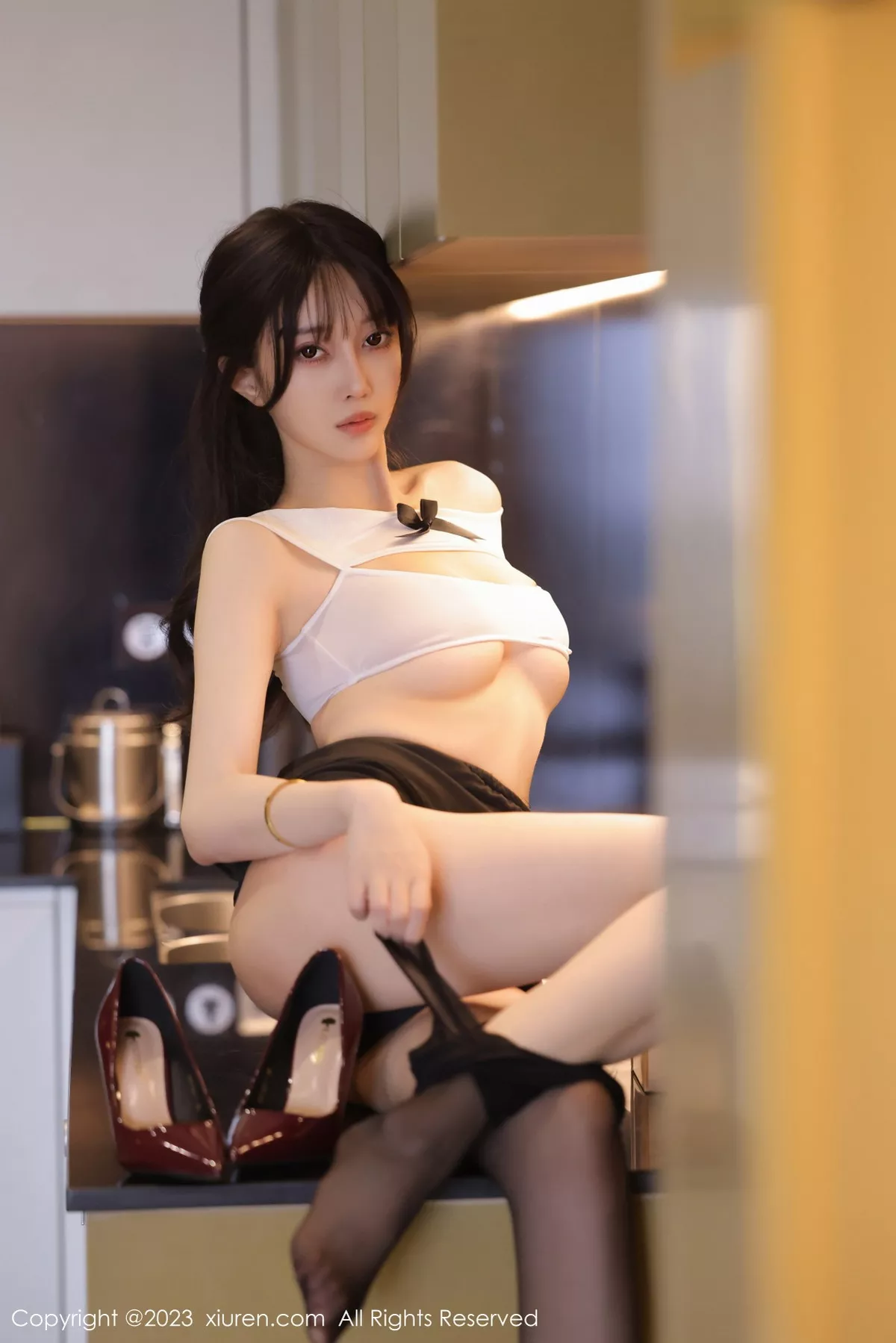 秀人集.com_[XiuRen秀人网]No.7060_模特玥儿玥er性感白T配黑色短裙露超薄黑丝秀曼妙身姿诱惑写真65P
