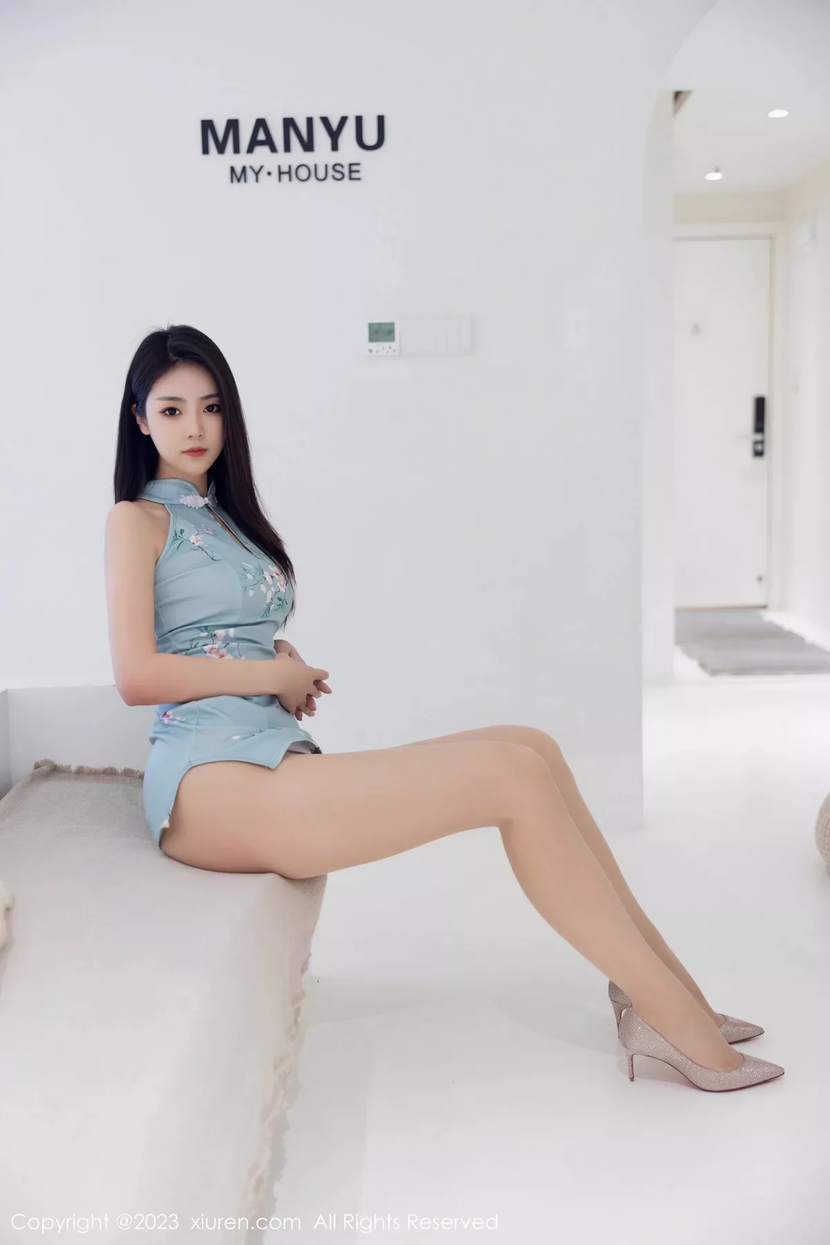 秀人集.com_[XiuRen秀人网]No.7067_模特可乐Vicky性感淡蓝色短款旗袍配超薄肉丝秀翘臀诱惑写真103P