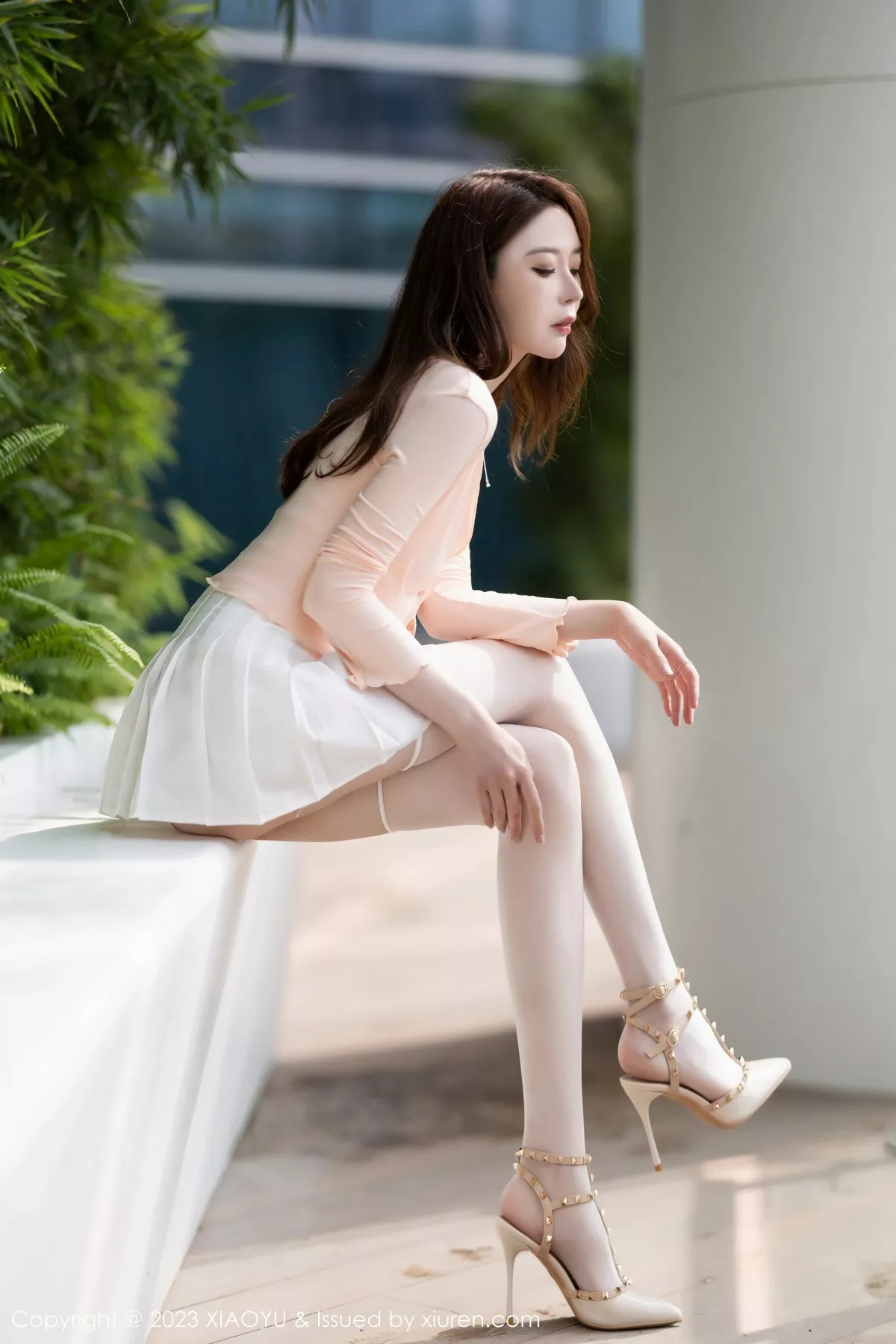 秀人集.com_[XiaoYu画语界]Vol.1069_模特梦心玥粉色上衣配白短裙露白丝袜秀高挑曼妙身姿诱惑写真85P