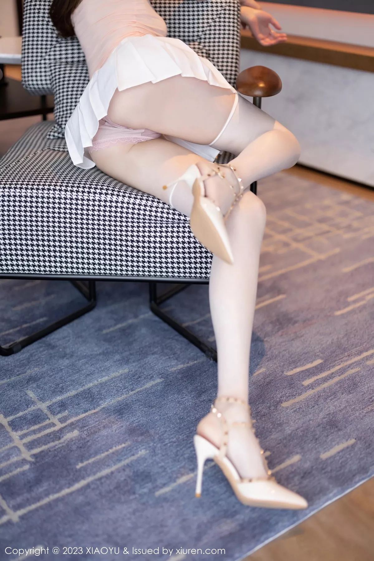 秀人集.com_[XiaoYu画语界]Vol.1069_模特梦心玥粉色上衣配白短裙露白丝袜秀高挑曼妙身姿诱惑写真85P