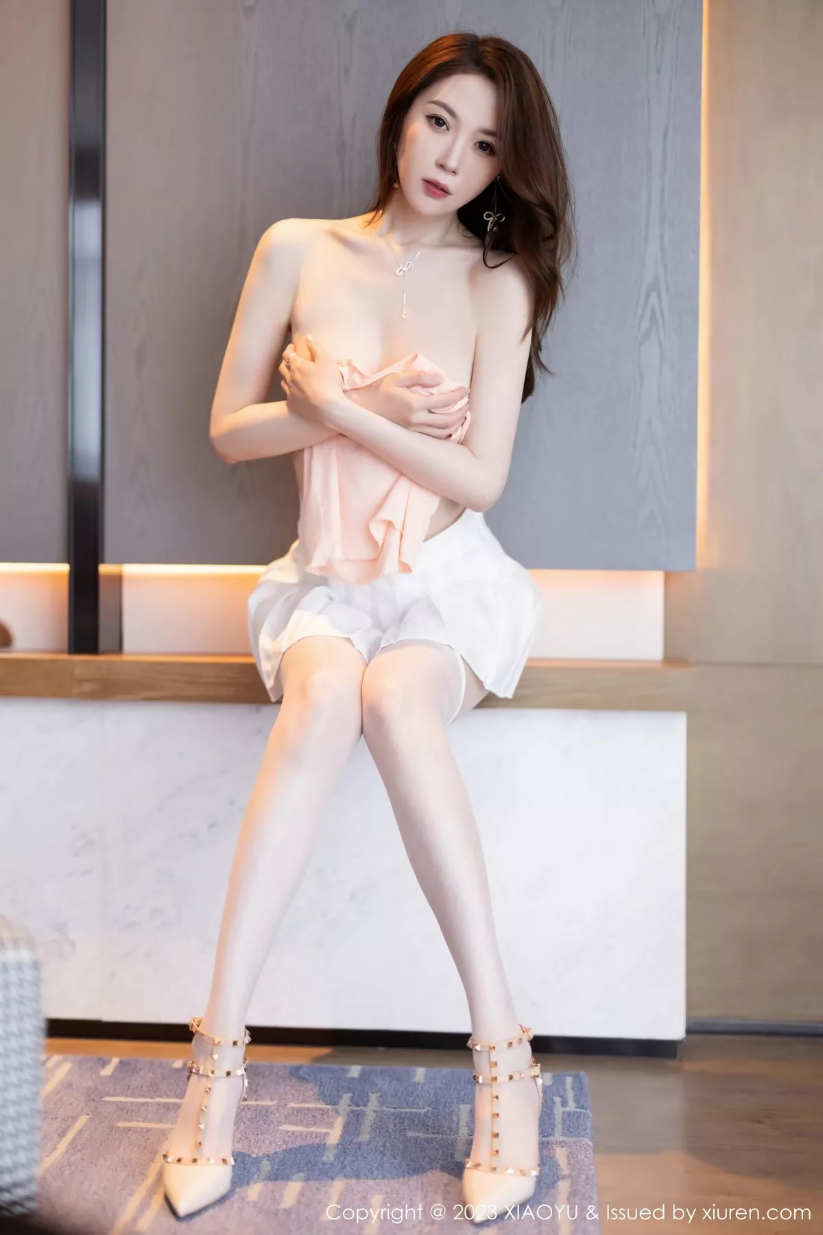 秀人集.com_[XiaoYu画语界]Vol.1069_模特梦心玥粉色上衣配白短裙露白丝袜秀高挑曼妙身姿诱惑写真85P