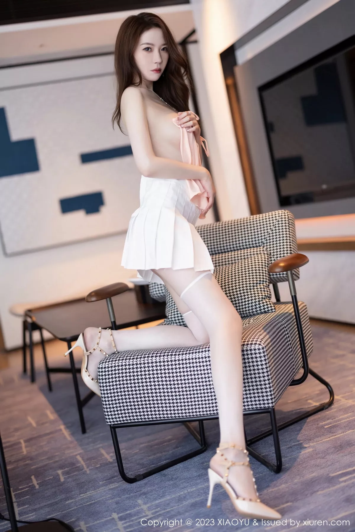秀人集.com_[XiaoYu画语界]Vol.1069_模特梦心玥粉色上衣配白短裙露白丝袜秀高挑曼妙身姿诱惑写真85P