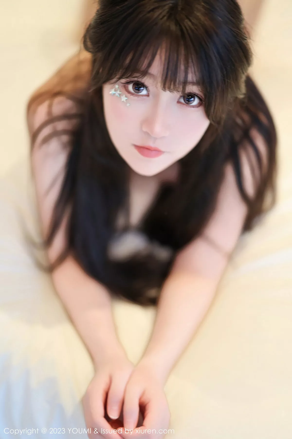 秀人集.com_[YouMi尤蜜荟]Vol.964_女神朱可儿Flora黄灰短款服饰配白丝袜半脱秀丰满身材诱惑写真74P