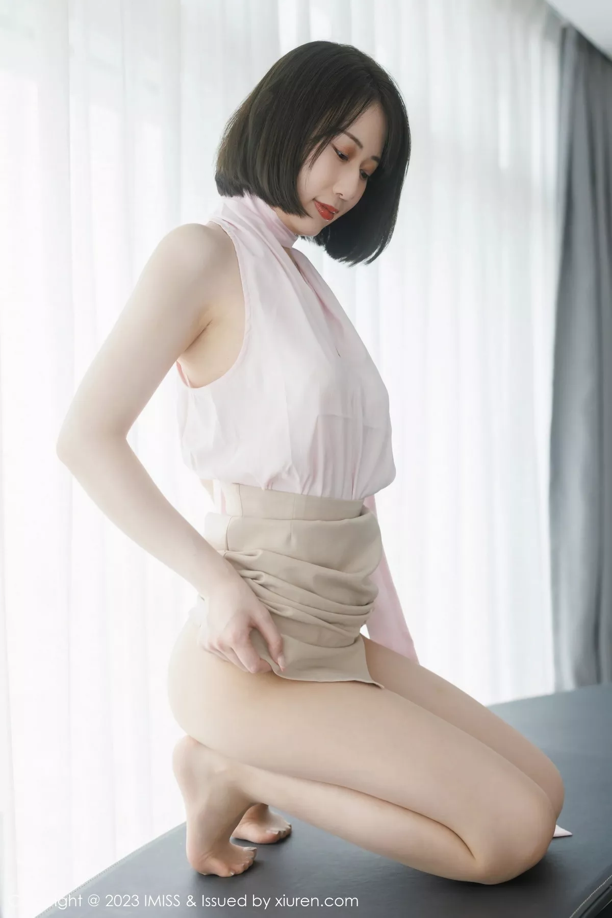 秀人集.com_[IMISS爱蜜社]Vol.736_模特瑞妤性感粉色衣配杏色短裙露超薄肉丝秀曼妙身姿诱惑写真51P