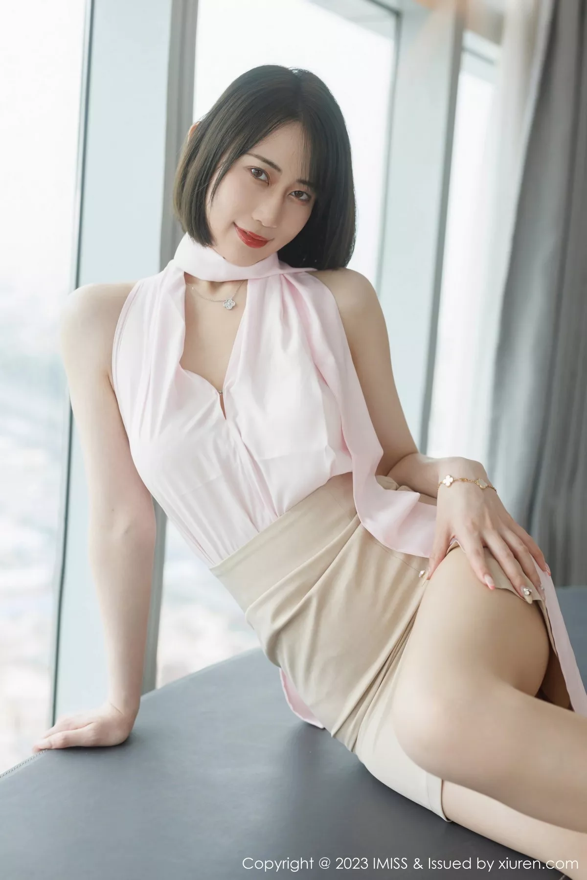 秀人集.com_[IMISS爱蜜社]Vol.736_模特瑞妤性感粉色衣配杏色短裙露超薄肉丝秀曼妙身姿诱惑写真51P