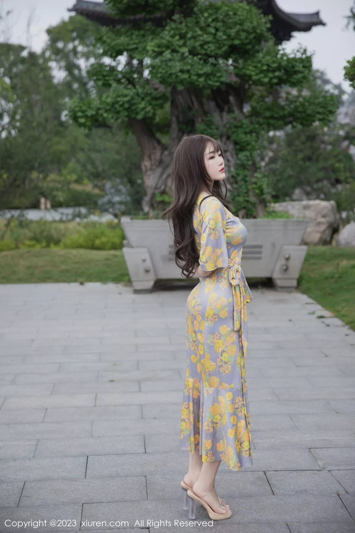 秀人集.com_[XiuRen秀人网]No.6949_模特严利娅Yuliya性感黄灰色睡裙半撩秀翘臀美腿惹火诱惑写真84P