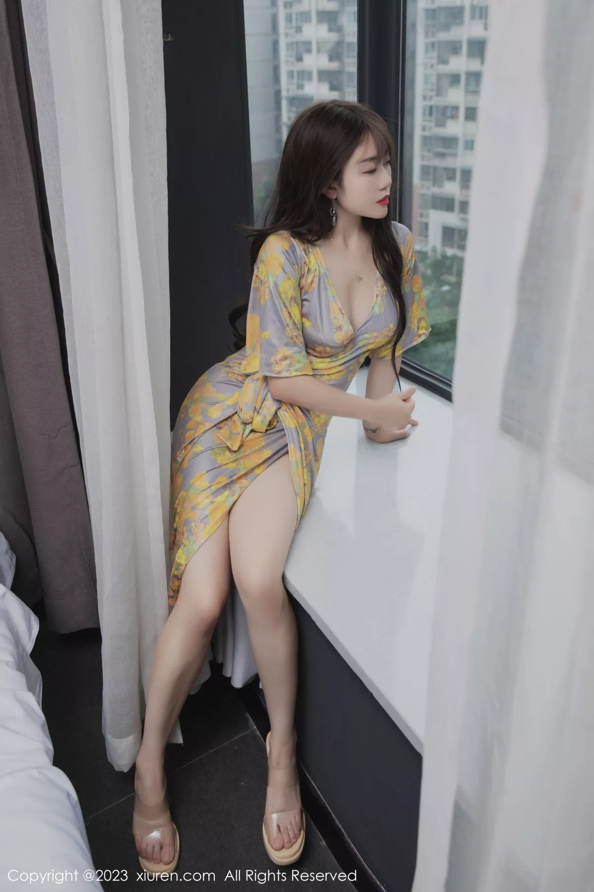 秀人集.com_[XiuRen秀人网]No.6949_模特严利娅Yuliya性感黄灰色睡裙半撩秀翘臀美腿惹火诱惑写真84P