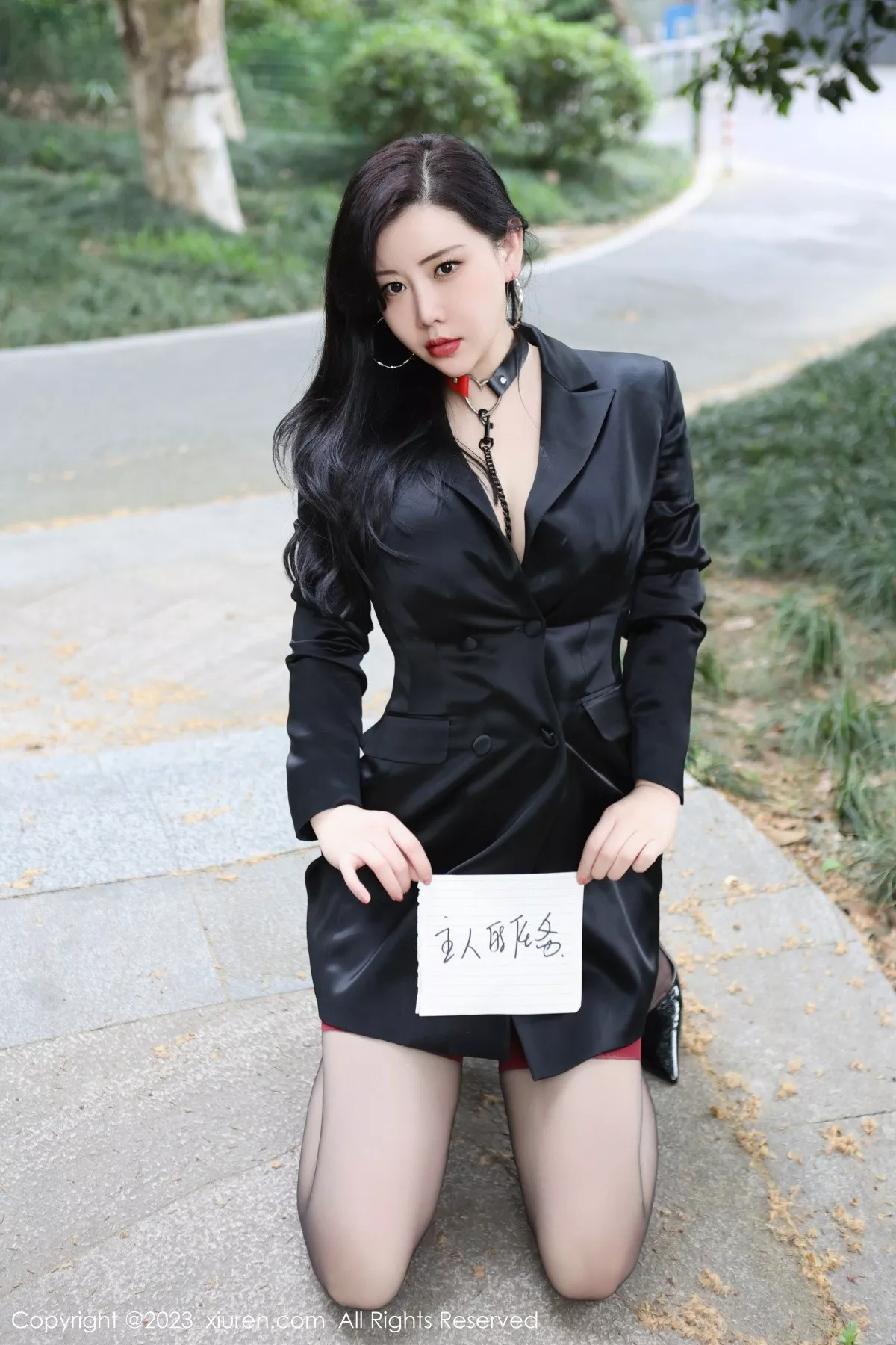 秀人集.com_[XiuRen秀人网]No.6950_模特王婉悠Queen户外脱黑色外衣露情趣服秀豪乳遮点诱惑写真83P