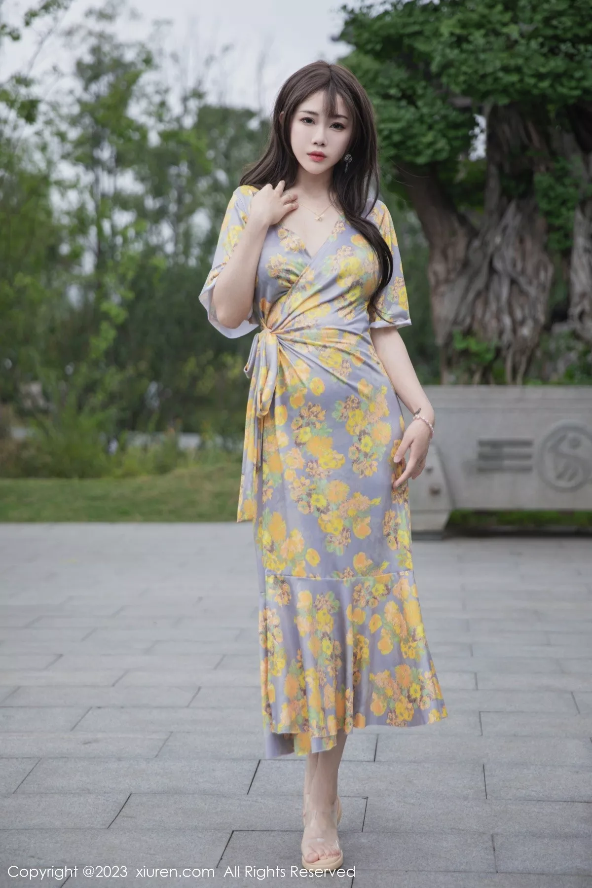 秀人集.com_[XiuRen秀人网]No.6949_模特严利娅Yuliya性感黄灰色睡裙半撩秀翘臀美腿惹火诱惑写真84P