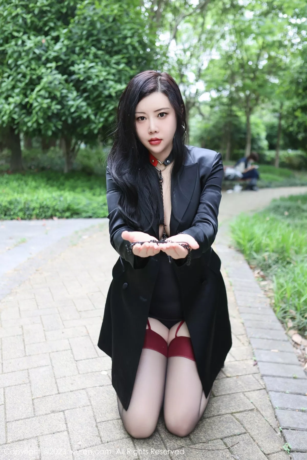 秀人集.com_[XiuRen秀人网]No.6950_模特王婉悠Queen户外脱黑色外衣露情趣服秀豪乳遮点诱惑写真83P