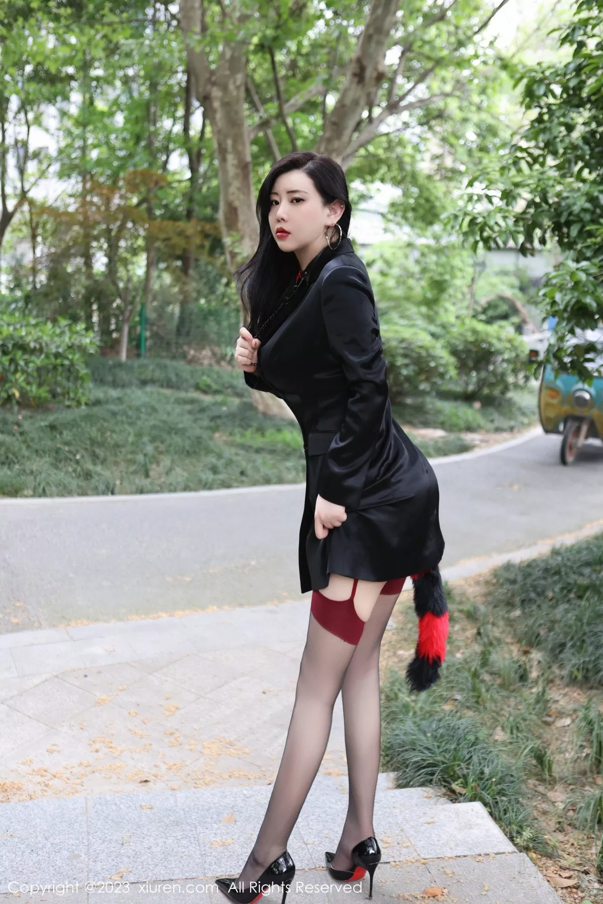 秀人集.com_[XiuRen秀人网]No.6950_模特王婉悠Queen户外脱黑色外衣露情趣服秀豪乳遮点诱惑写真83P