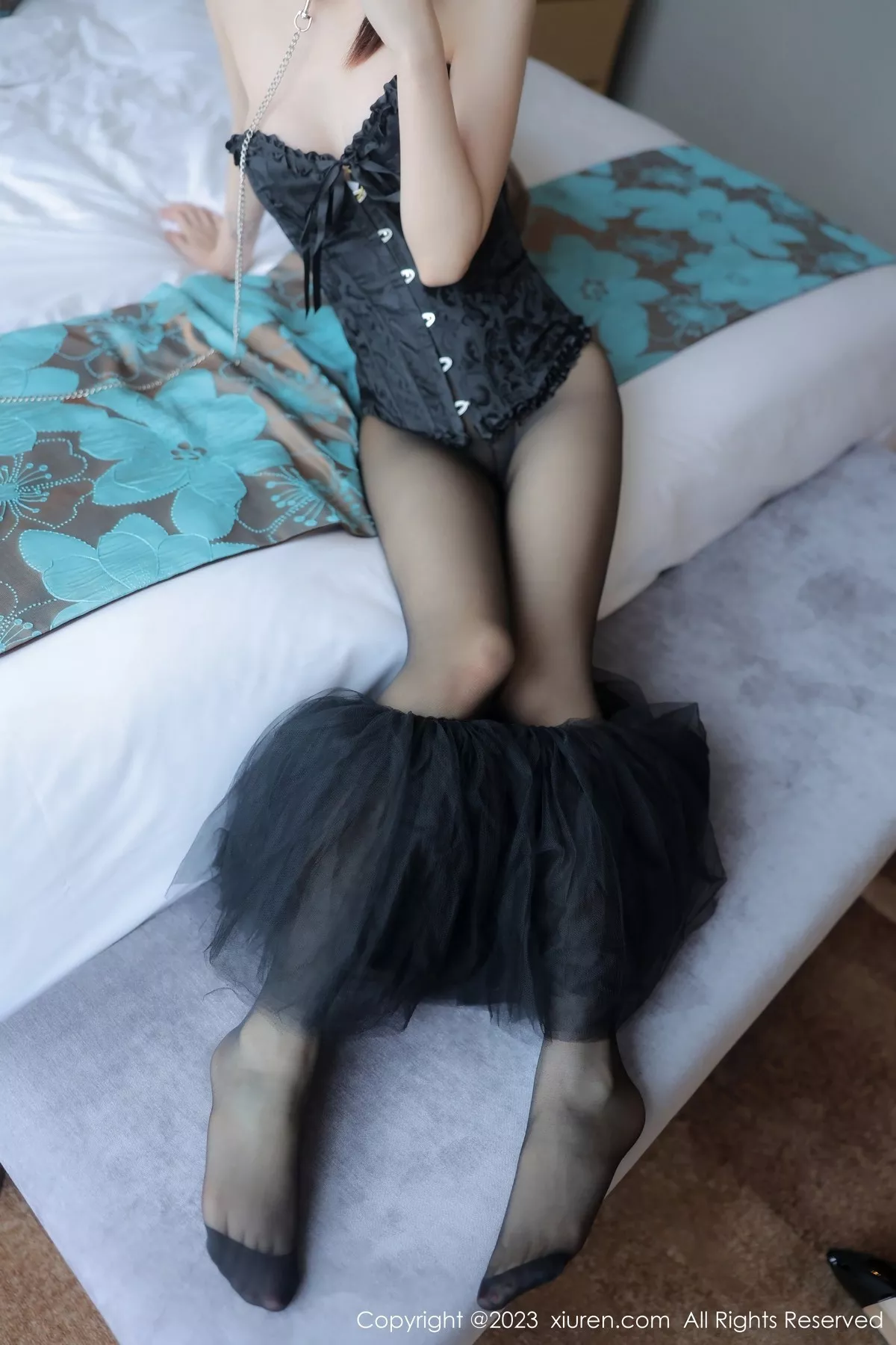 秀人集.com_[XiuRen秀人网]No.6961_模特幼幼性感黑色露肩礼裙配超薄黑丝秀完美身材惹火诱惑写真82P