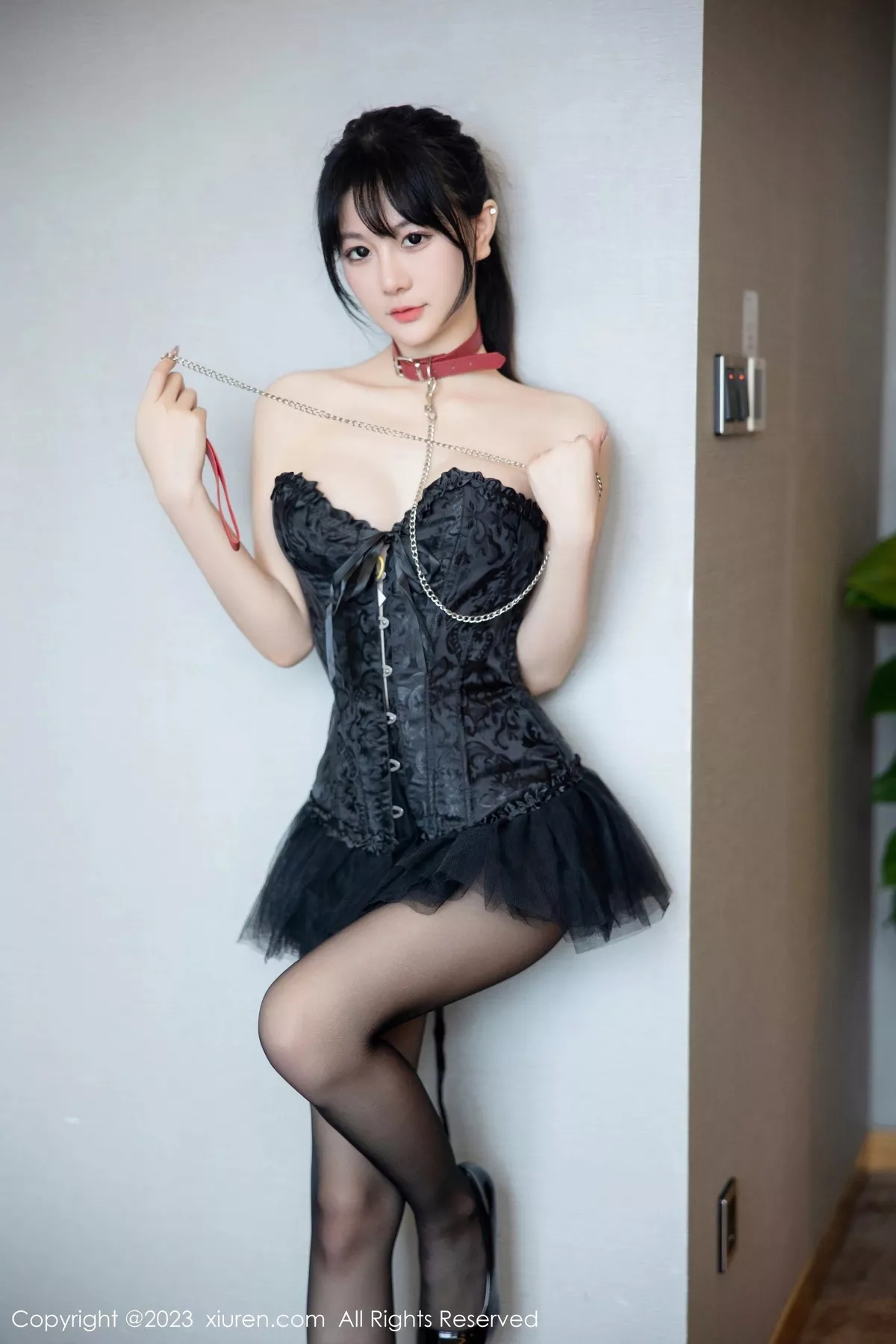 秀人集.com_[XiuRen秀人网]No.6961_模特幼幼性感黑色露肩礼裙配超薄黑丝秀完美身材惹火诱惑写真82P