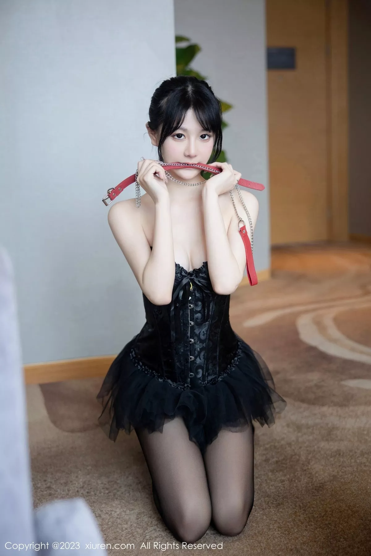 秀人集.com_[XiuRen秀人网]No.6961_模特幼幼性感黑色露肩礼裙配超薄黑丝秀完美身材惹火诱惑写真82P