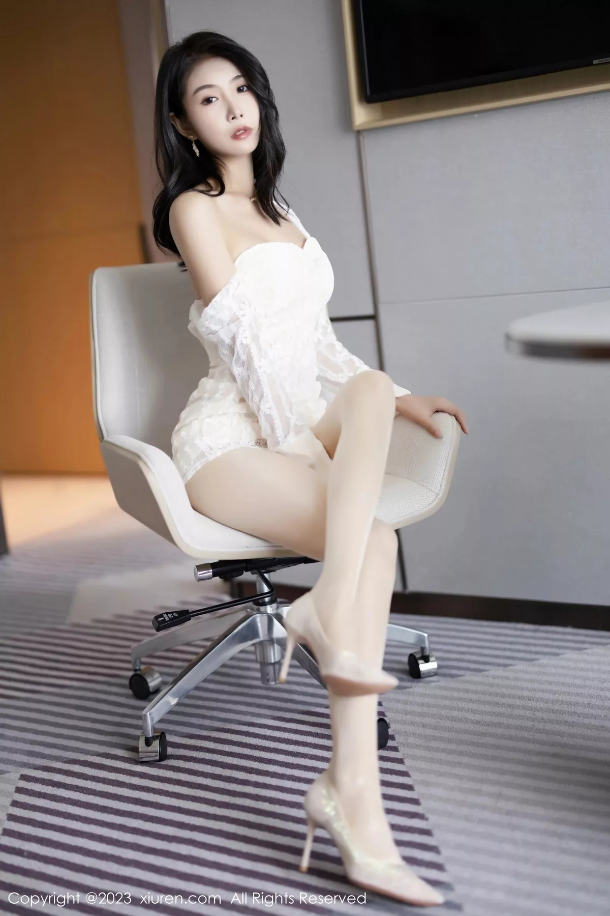 秀人集.com_[XiuRen秀人网]No.6974_模特苏苏阿性感白色比基尼服饰配开档肉丝秀曼妙身姿诱惑写真81P