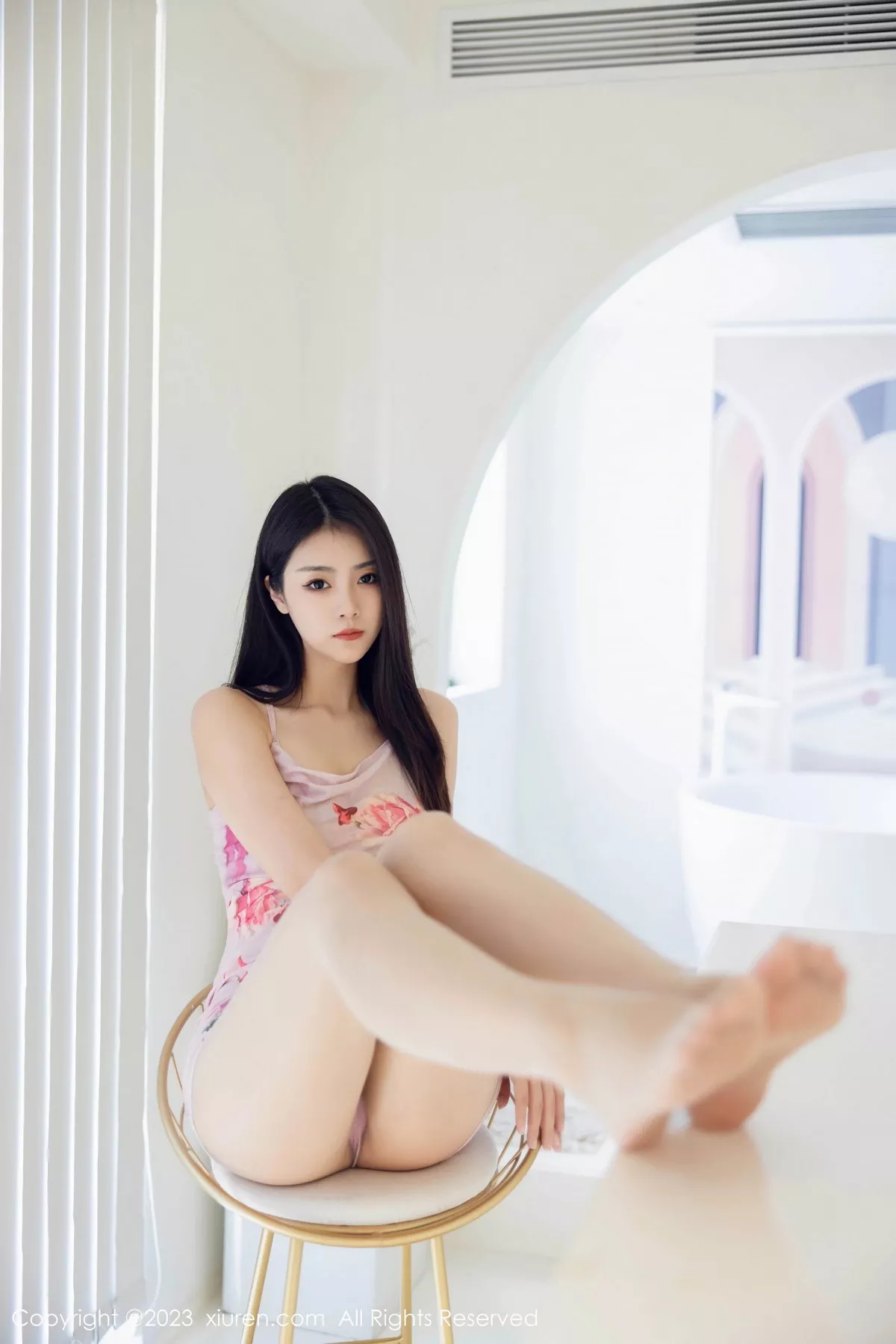 秀人集.com_[XiuRen秀人网]No.7099_模特可乐Vicky性感花色吊带短裙配原色丝袜秀完美身材诱惑写真95P
