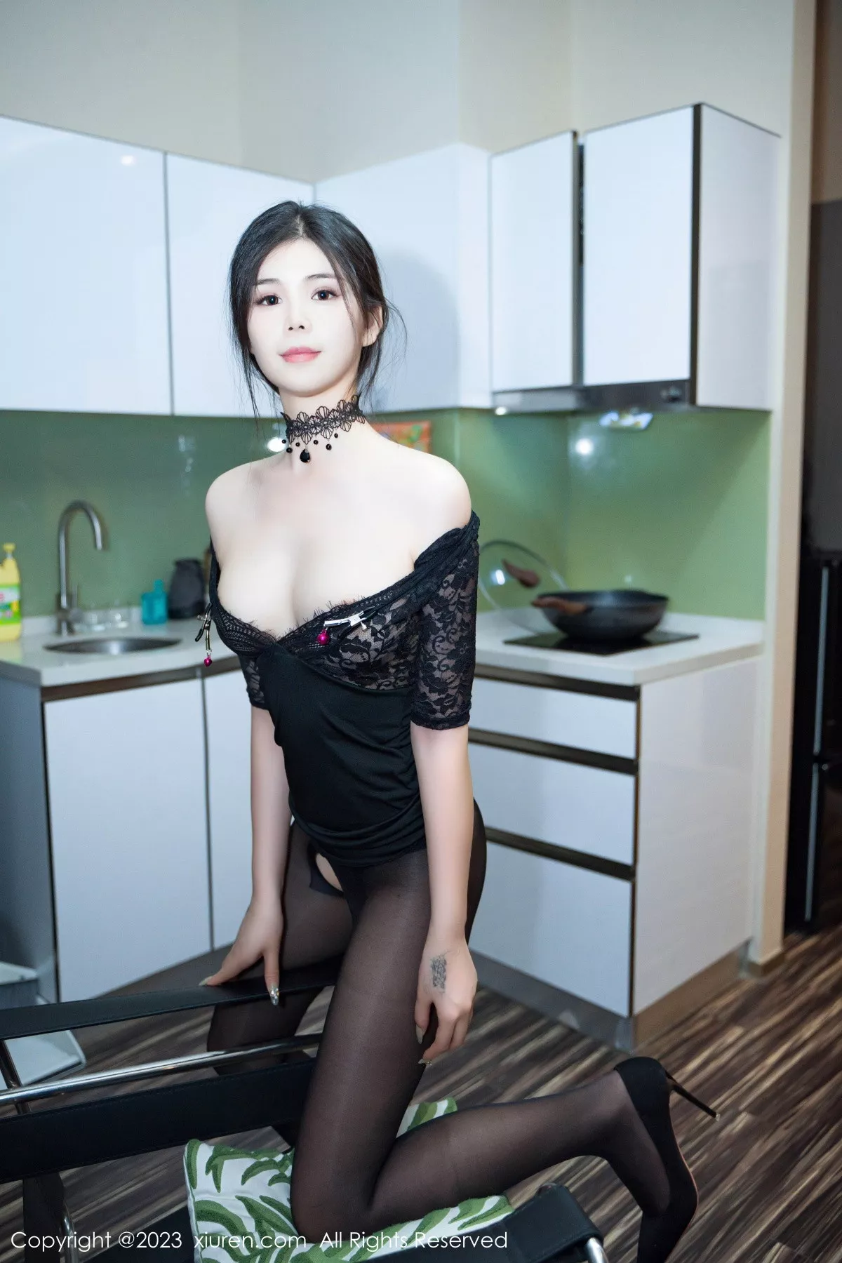 秀人集.com_[XiuRen秀人网]No.7098_模特雪糕CiCi黑色蕾丝连衣短裙配开档黑丝秀惹火身材诱惑写真67P