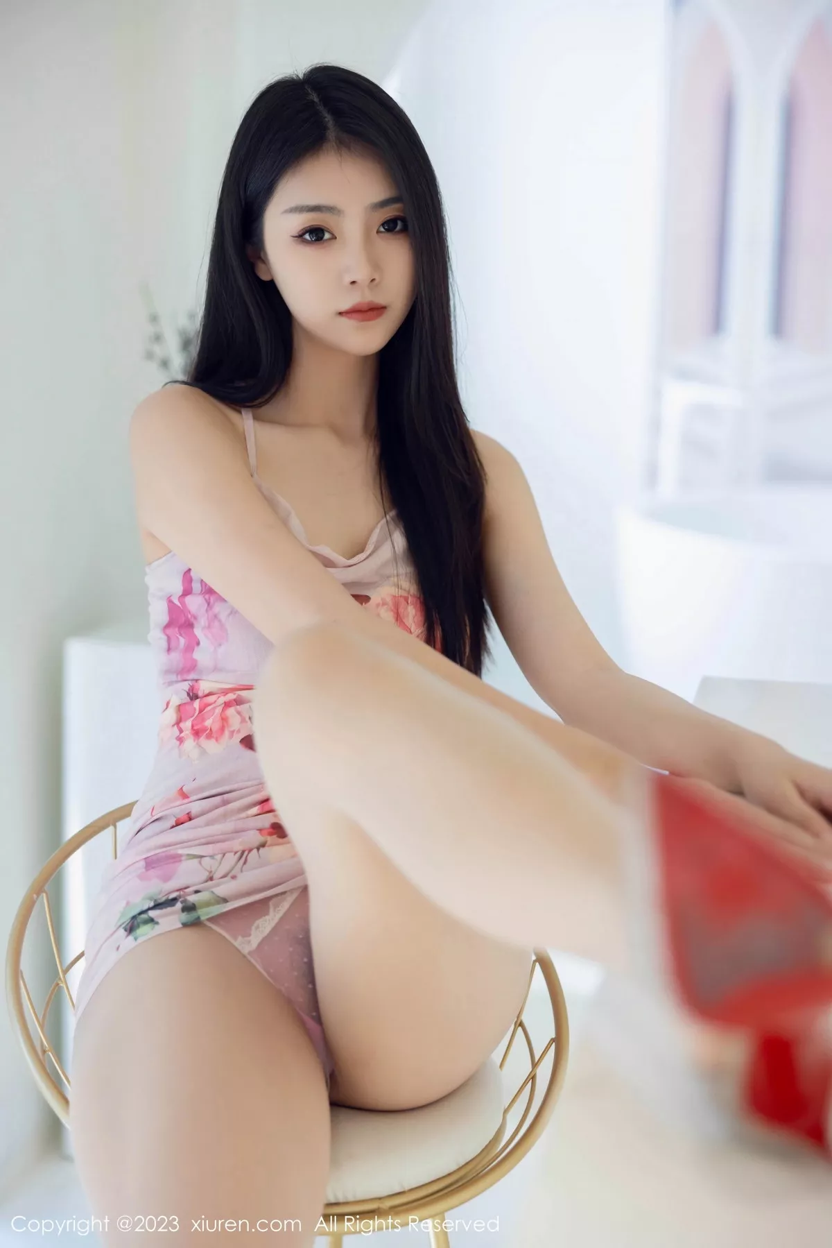 秀人集.com_[XiuRen秀人网]No.7099_模特可乐Vicky性感花色吊带短裙配原色丝袜秀完美身材诱惑写真95P