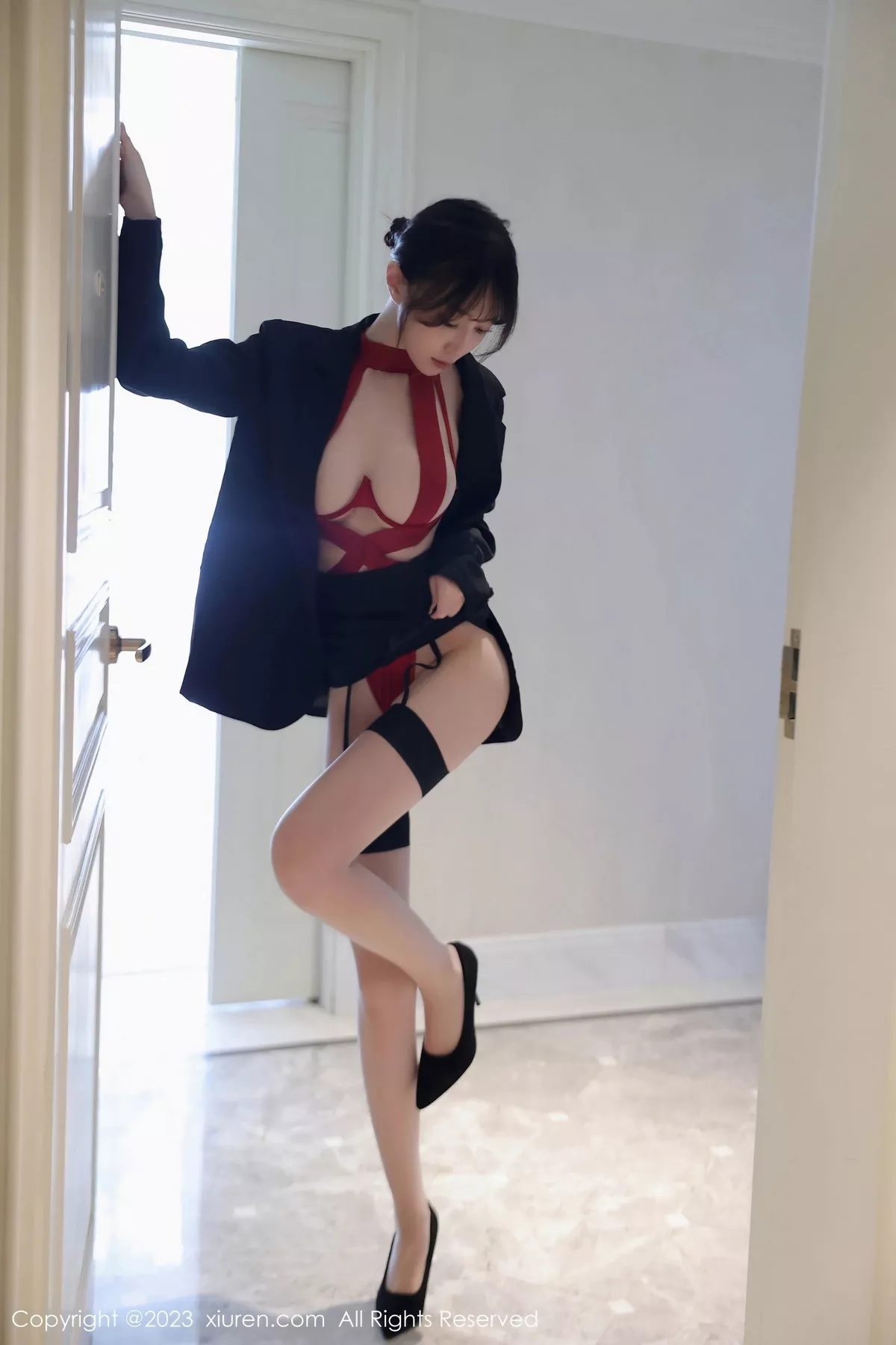 秀人集.com_[XiuRen秀人网]No.7102_模特玥儿玥er脱深色西服露性感红色情趣服配黑丝吊袜诱惑写真63P