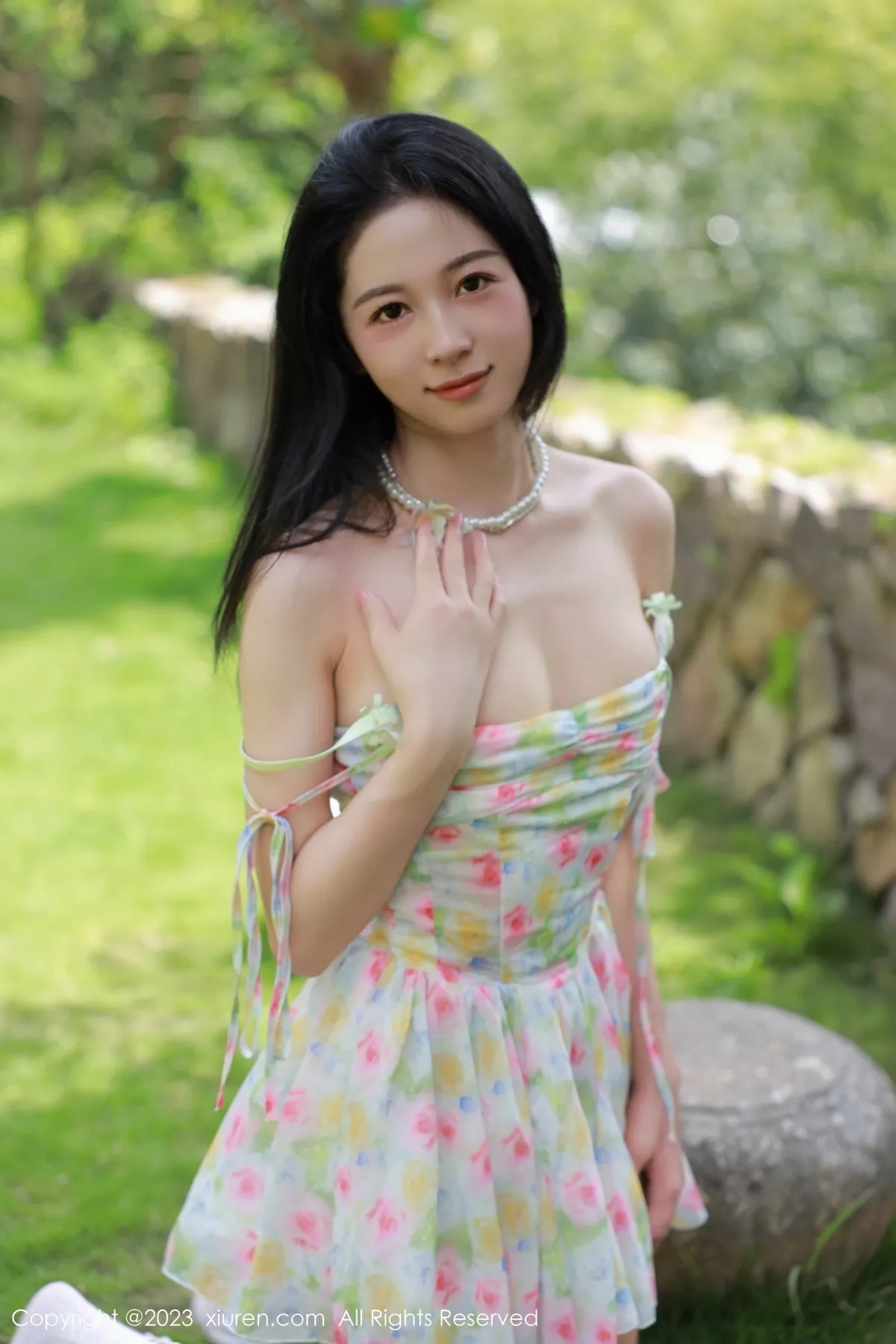 秀人集.com_[XiuRen秀人网]No.7169_模特糖豆sisi户外性感白色带图案碎花裙半撩秀翘臀美腿诱惑写真61P