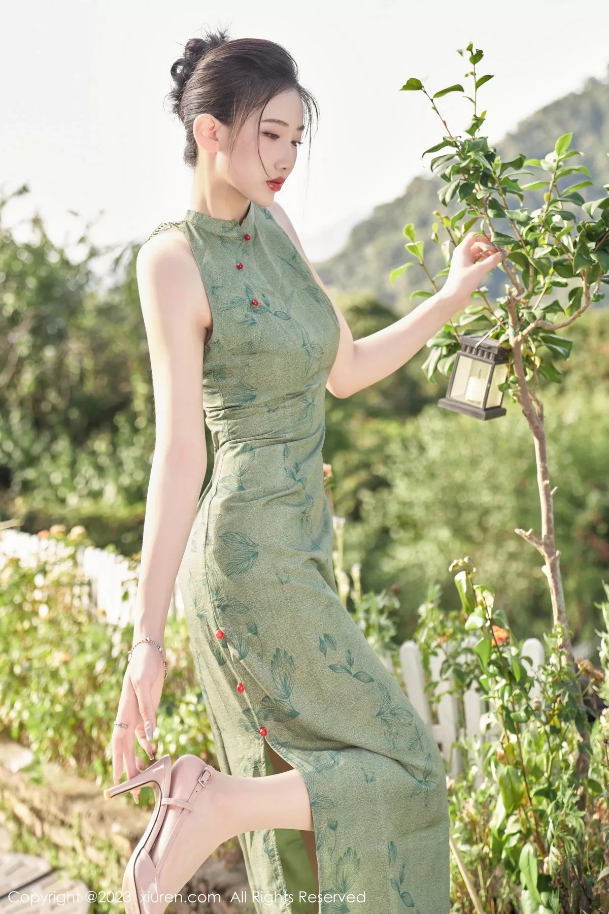 秀人集.com_[XiuRen秀人网]No.7181_模特沈青黛私房性感翠绿旗袍服饰半脱秀曼妙身姿撩人诱惑写真98P