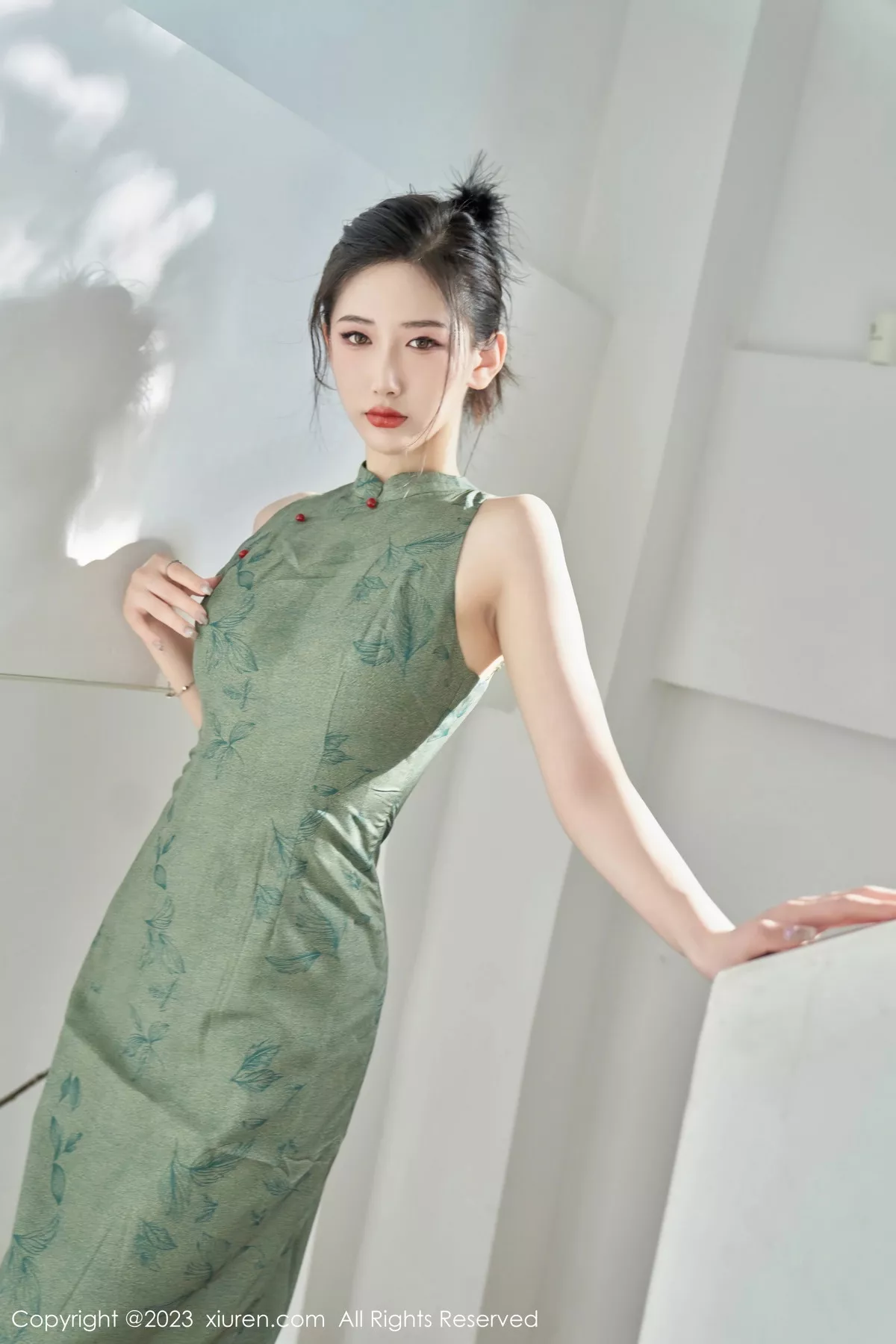 秀人集.com_[XiuRen秀人网]No.7181_模特沈青黛私房性感翠绿旗袍服饰半脱秀曼妙身姿撩人诱惑写真98P