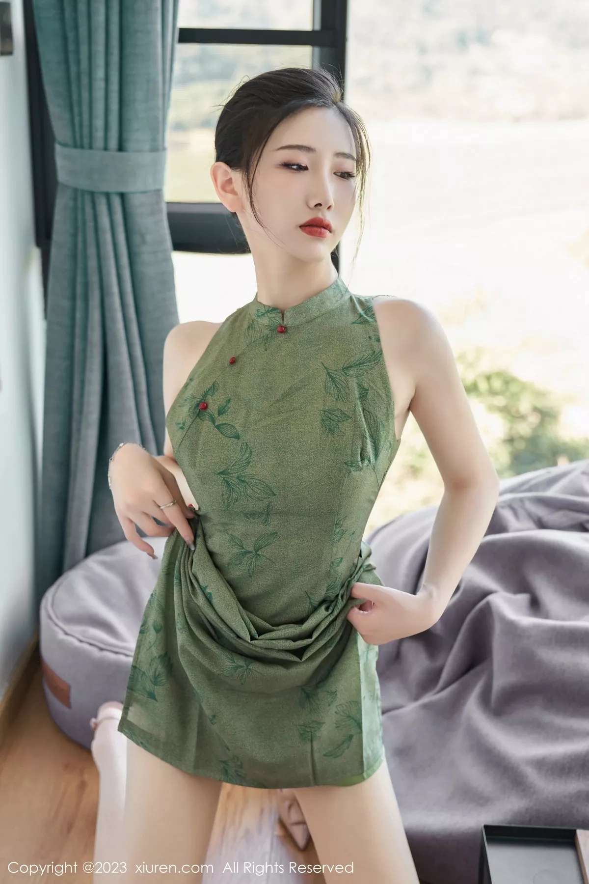秀人集.com_[XiuRen秀人网]No.7181_模特沈青黛私房性感翠绿旗袍服饰半脱秀曼妙身姿撩人诱惑写真98P