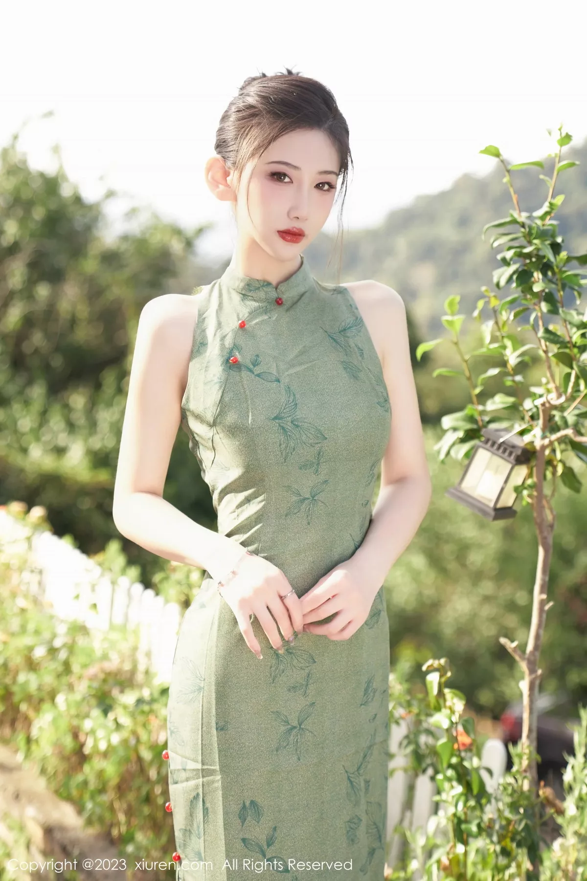 秀人集.com_[XiuRen秀人网]No.7181_模特沈青黛私房性感翠绿旗袍服饰半脱秀曼妙身姿撩人诱惑写真98P