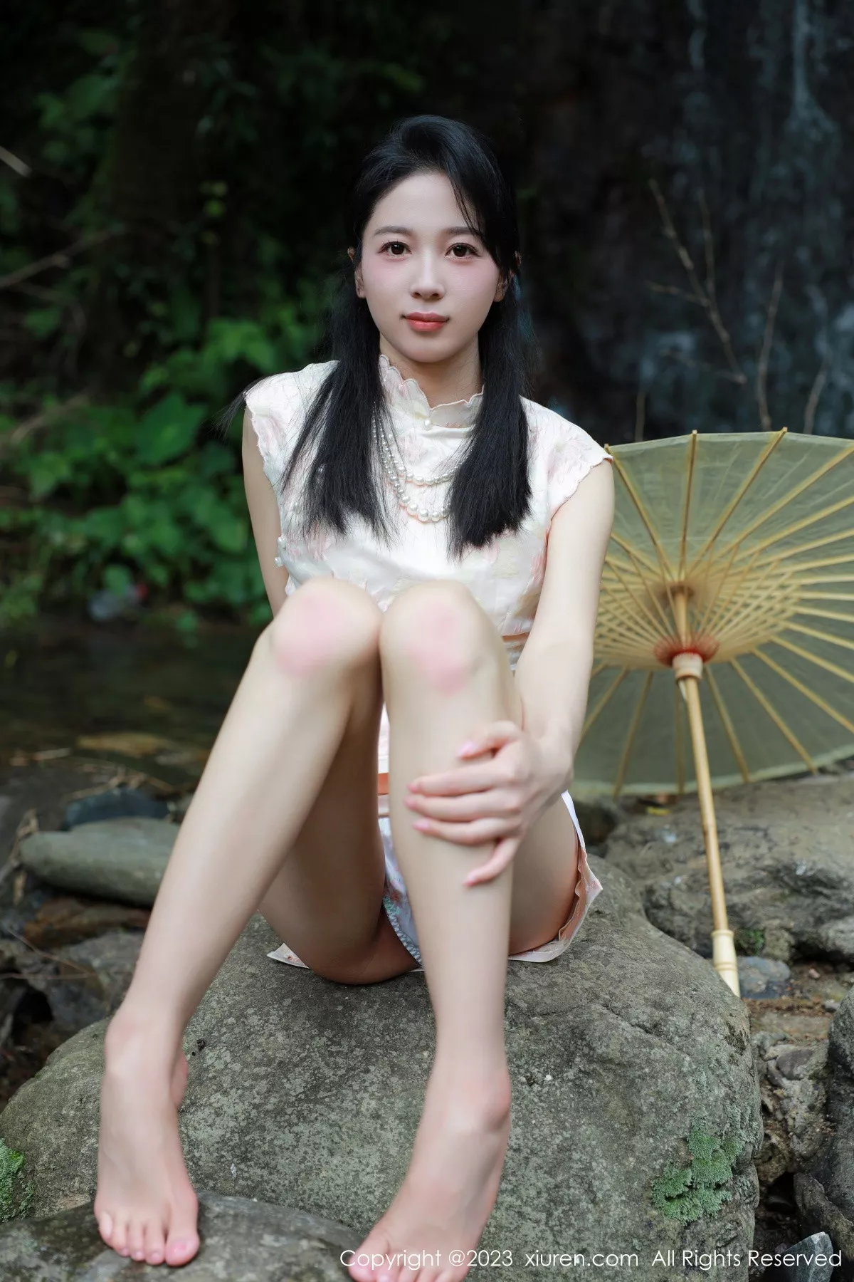 秀人集.com_[XiuRen秀人网]No.7234_模特糖豆sisi户外溪边性感花色旗袍服饰露白色内衣撩人诱惑写真60P