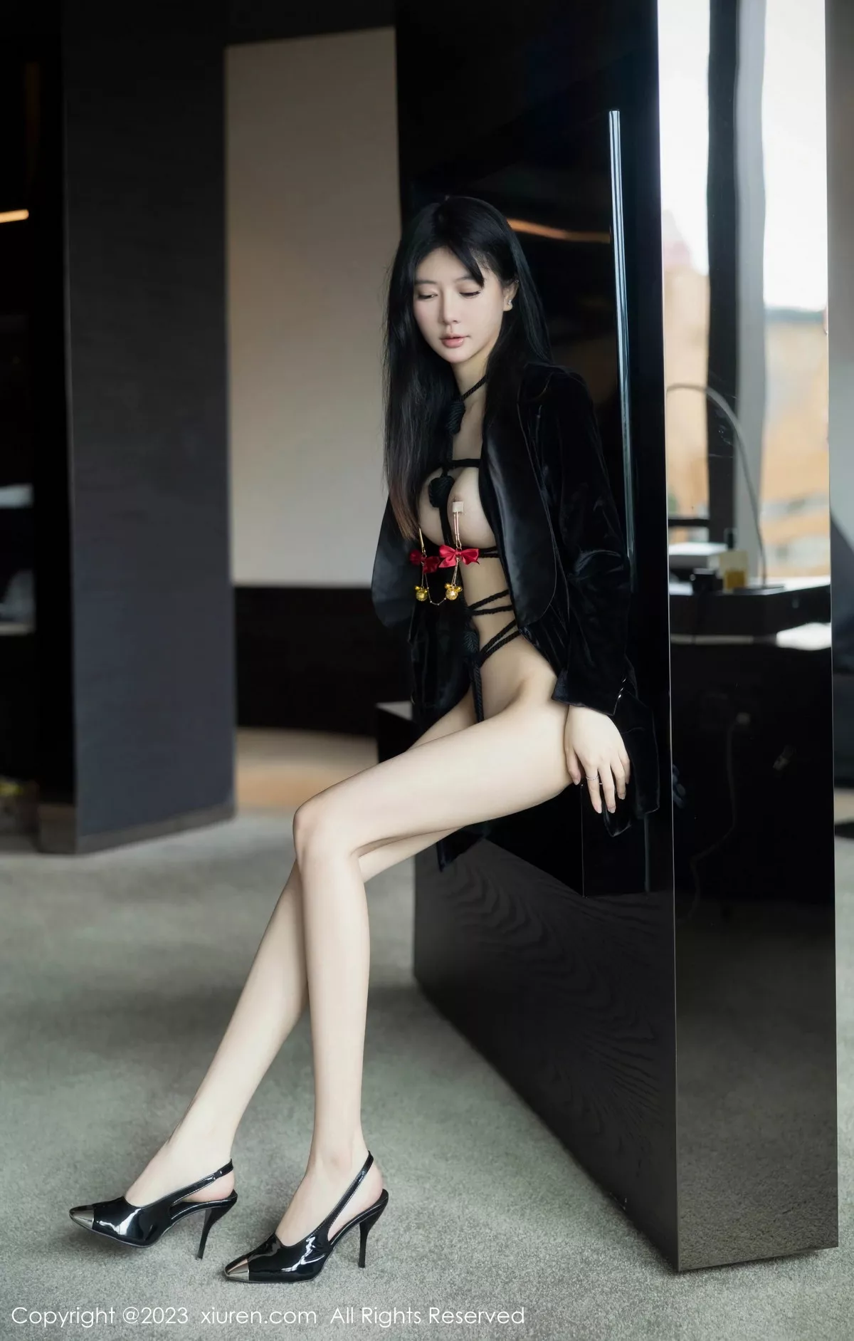 秀人集.com_[XiuRen秀人网]No.7121_模特幼幼脱黑外衣露性感绳式情趣内衣秀火辣身材极致诱惑写真84P