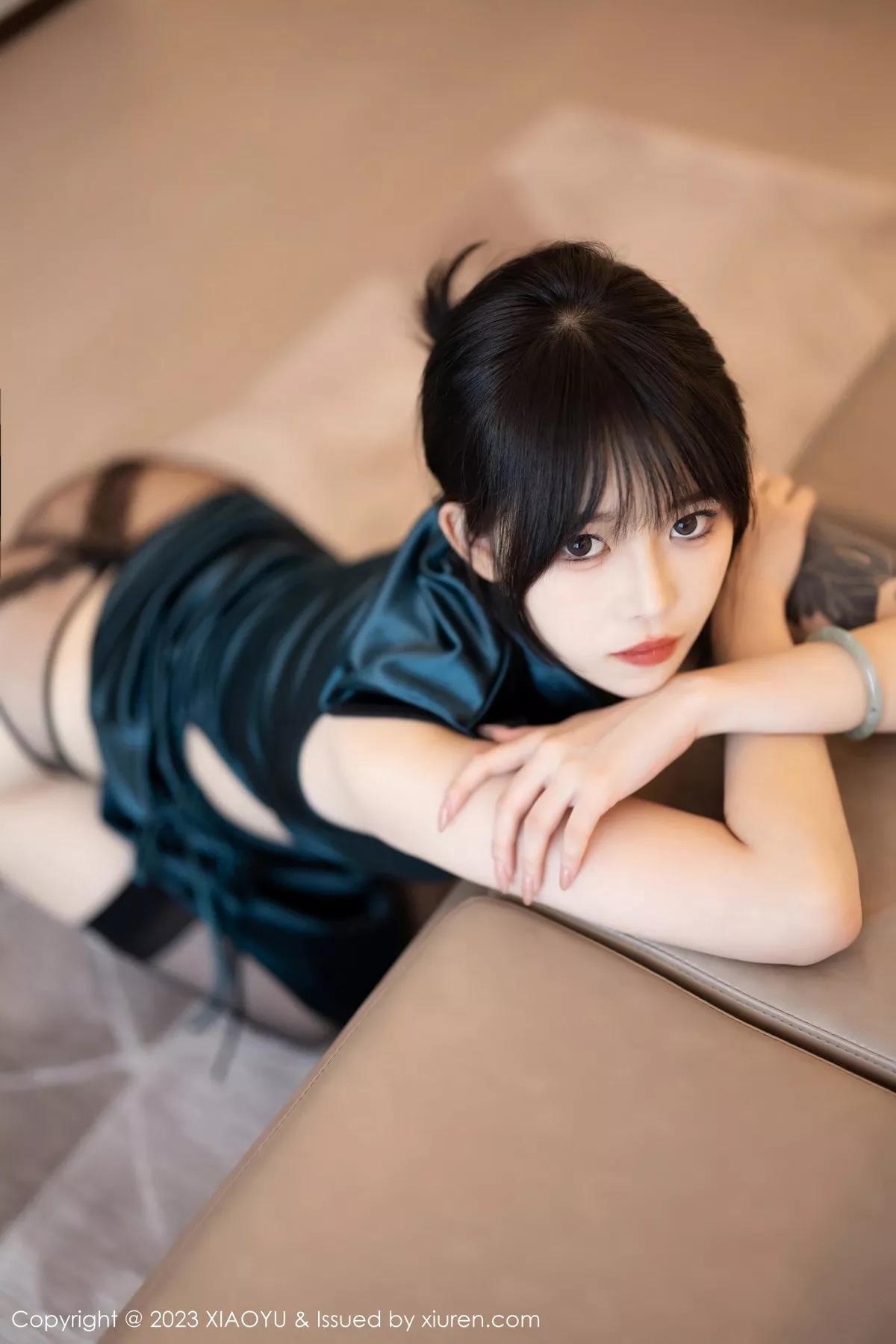 秀人集.com_[XiaoYu画语界]Vol.1077_模特奶瓶脱性感深蓝色旗袍露黑色蕾丝内衣秀苗条身姿诱惑写真83P