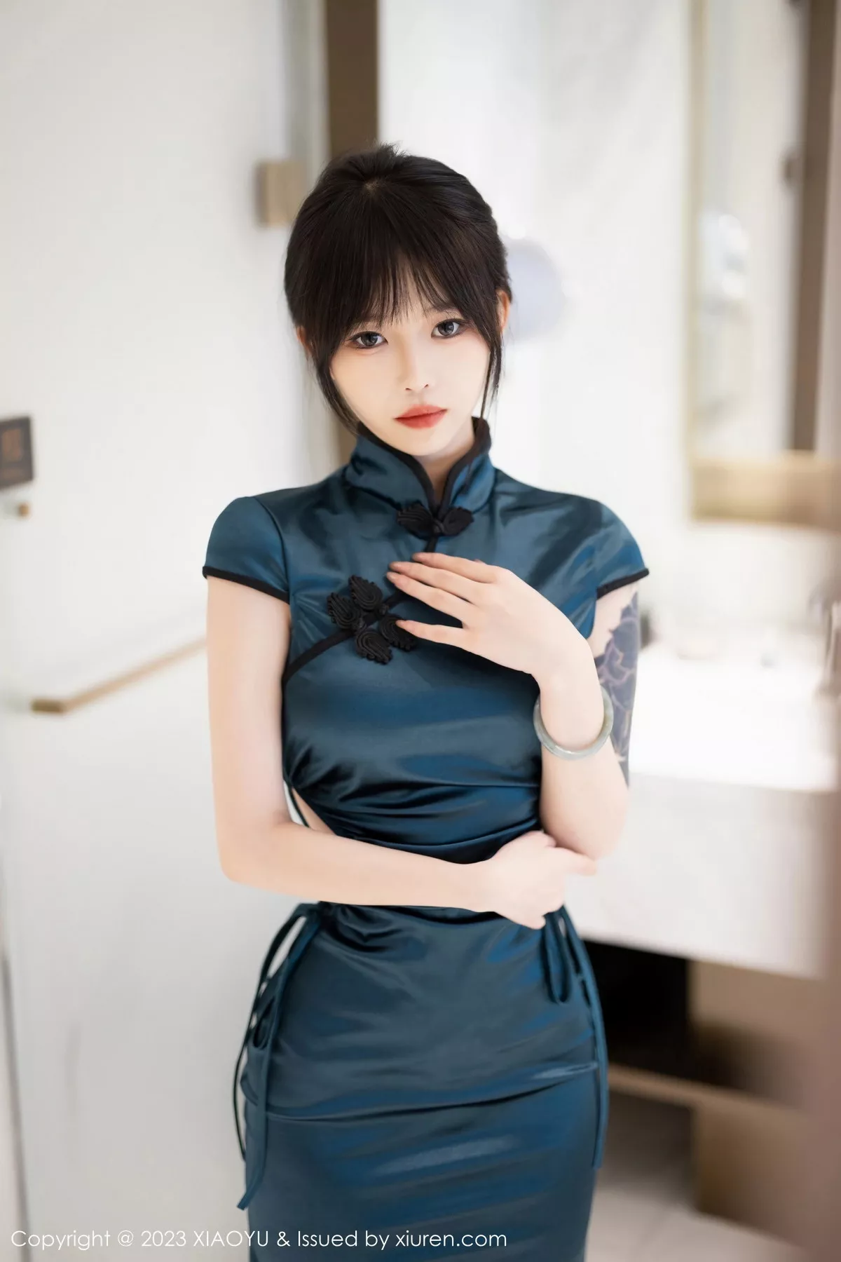 秀人集.com_[XiaoYu画语界]Vol.1077_模特奶瓶脱性感深蓝色旗袍露黑色蕾丝内衣秀苗条身姿诱惑写真83P