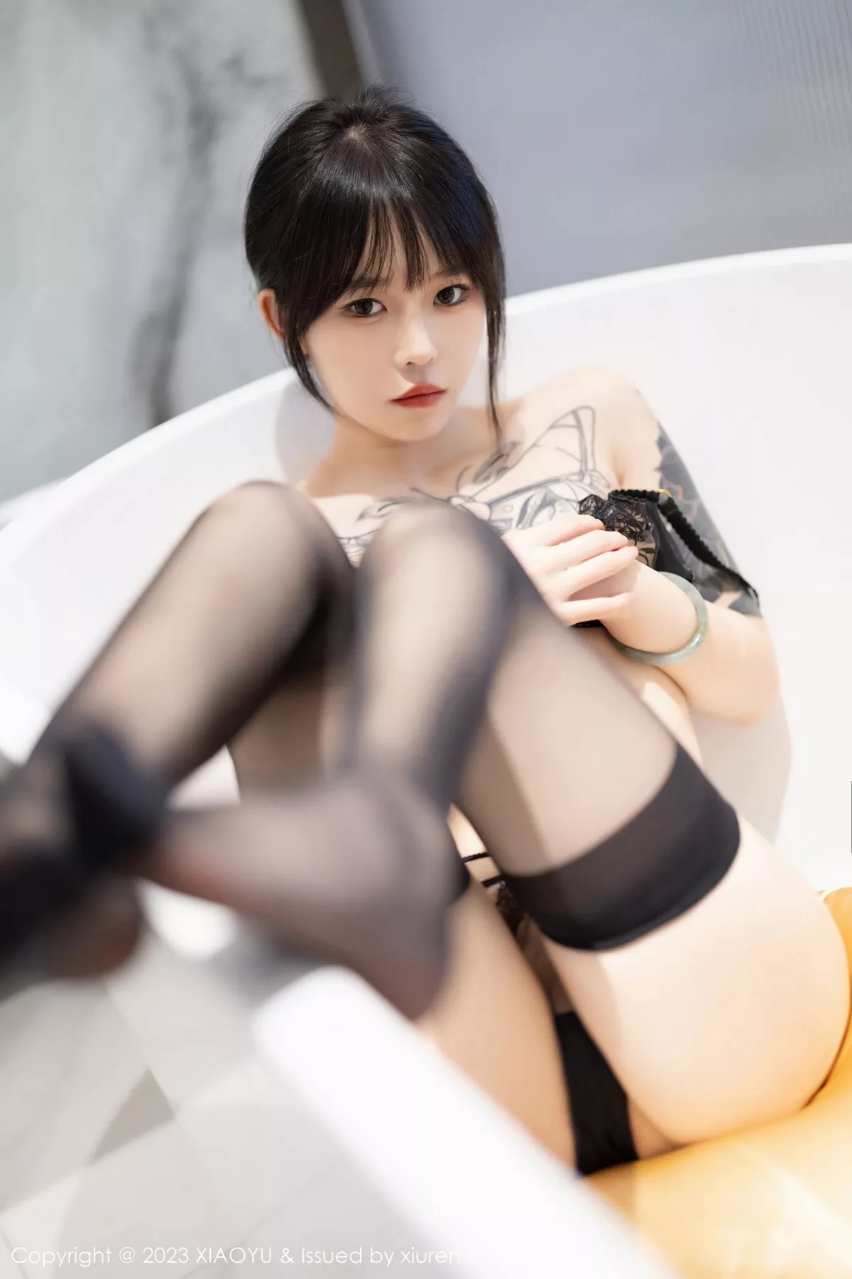 秀人集.com_[XiaoYu画语界]Vol.1077_模特奶瓶脱性感深蓝色旗袍露黑色蕾丝内衣秀苗条身姿诱惑写真83P