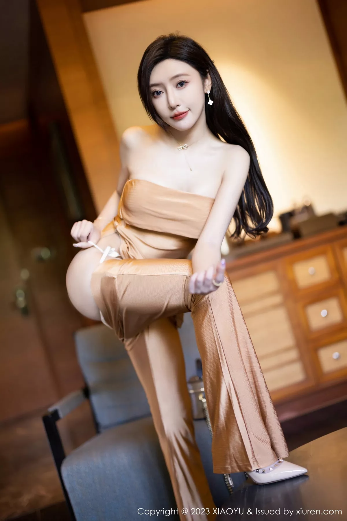 秀人集.com_[XiaoYu画语界]Vol.1079_女神王馨瑶yanni杏色服饰+白色蕾丝情趣内衣秀惹火身材诱惑写真84P