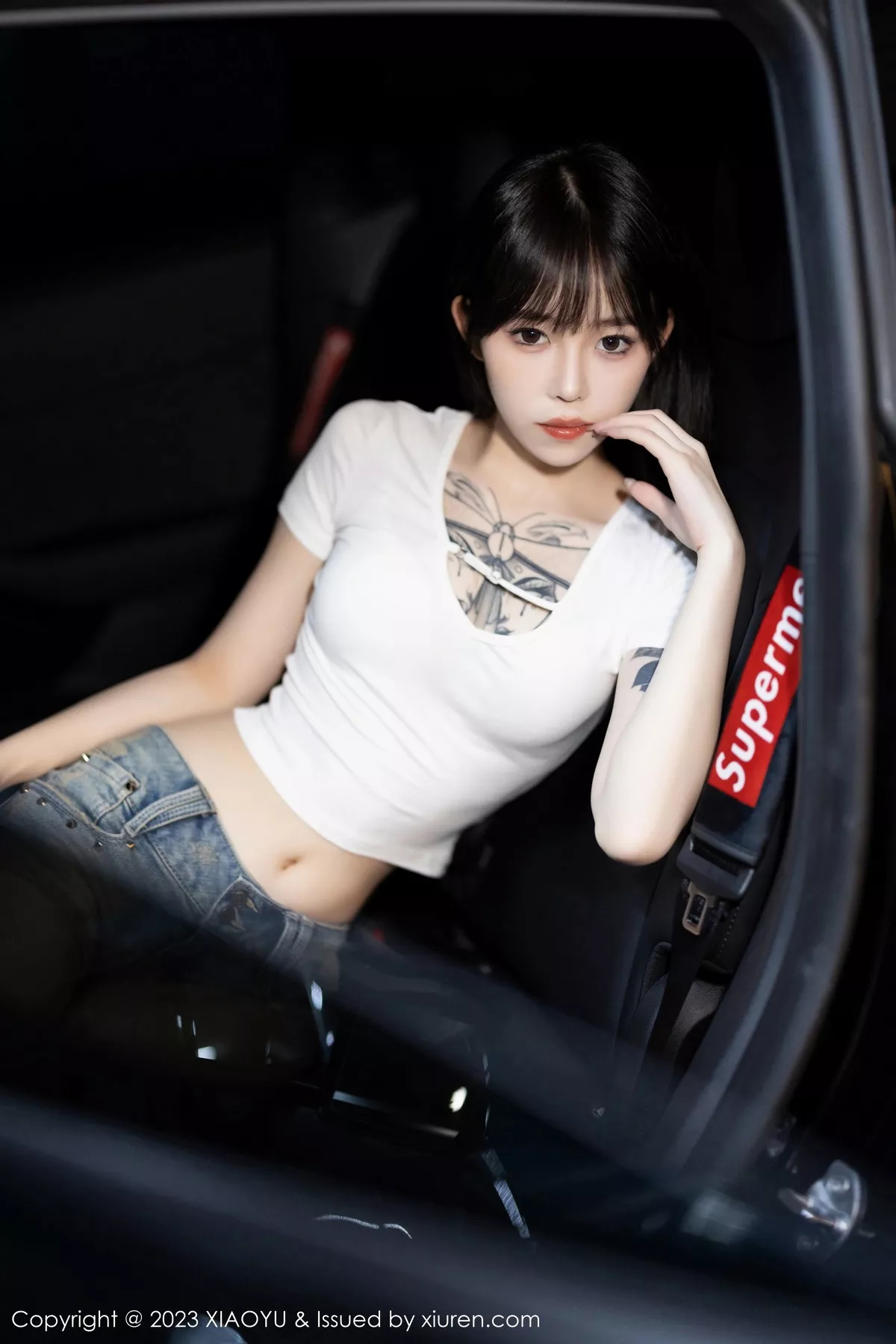 秀人集.com_[XiaoYu画语界]Vol.1096_模特奶瓶.性感白T配超短牛仔裤露白色内衣秀曼妙身姿诱惑写真90P