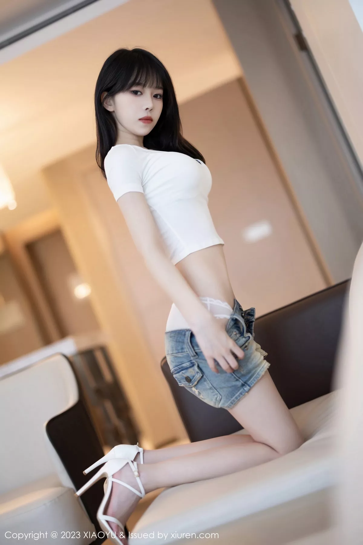 秀人集.com_[XiaoYu画语界]Vol.1096_模特奶瓶.性感白T配超短牛仔裤露白色内衣秀曼妙身姿诱惑写真90P