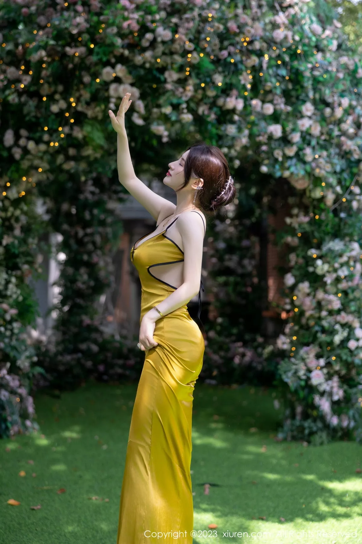 秀人集.com_[XiuRen秀人网]No.7302_模特诗诗kiki性感黄色吊带裙配原色丝袜秀惹火身材完美诱惑写真83P