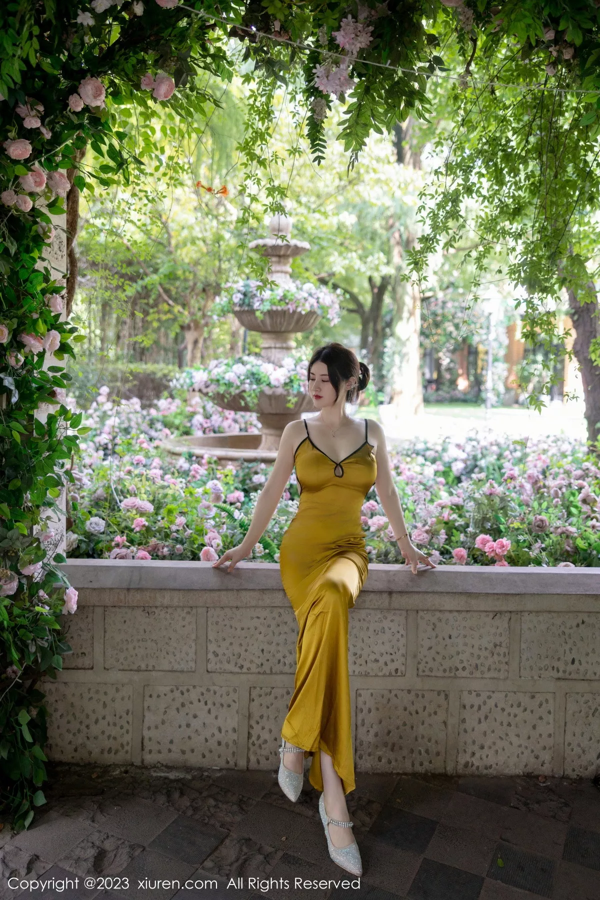 秀人集.com_[XiuRen秀人网]No.7302_模特诗诗kiki性感黄色吊带裙配原色丝袜秀惹火身材完美诱惑写真83P