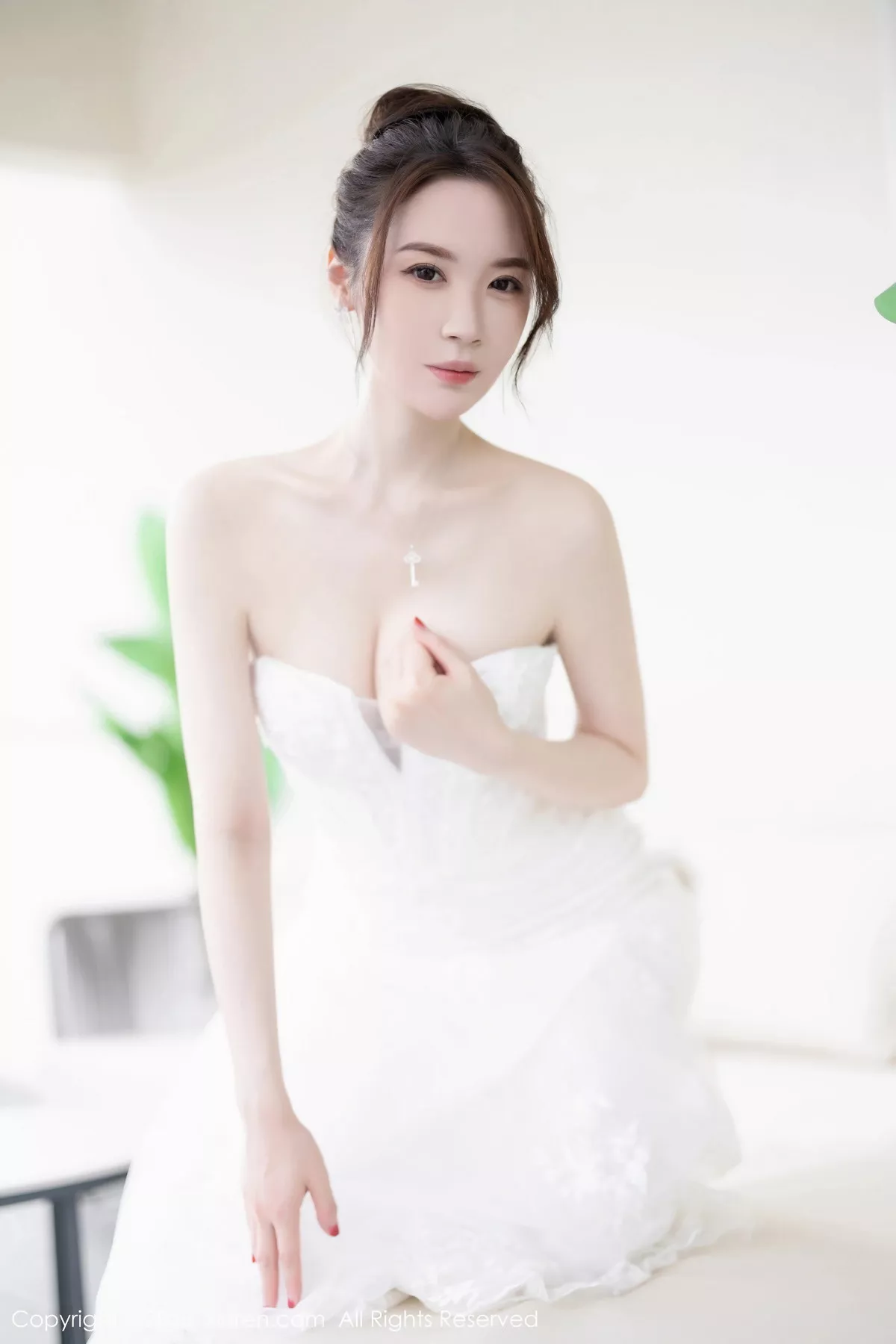 秀人集.com_[XiuRen秀人网]No.7310_模特梦心玥安吉旅拍性感白色婚纱服饰半脱秀曼妙身姿诱惑写真83P