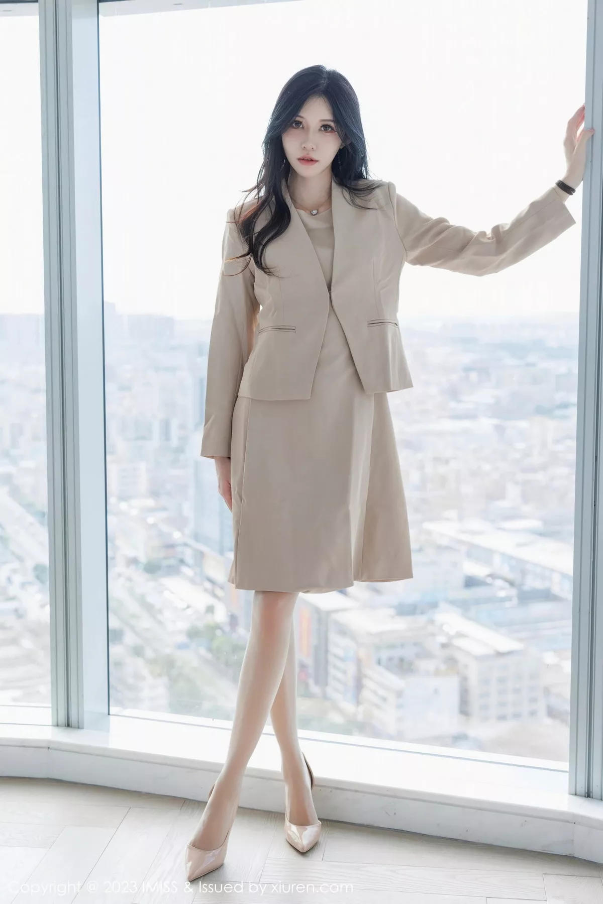 秀人集.com_[IMISS爱蜜社]Vol.746_模特泥鳅鳅酒店性感杏色时尚套装露淡蓝蕾丝内衣迷人诱惑写真54P