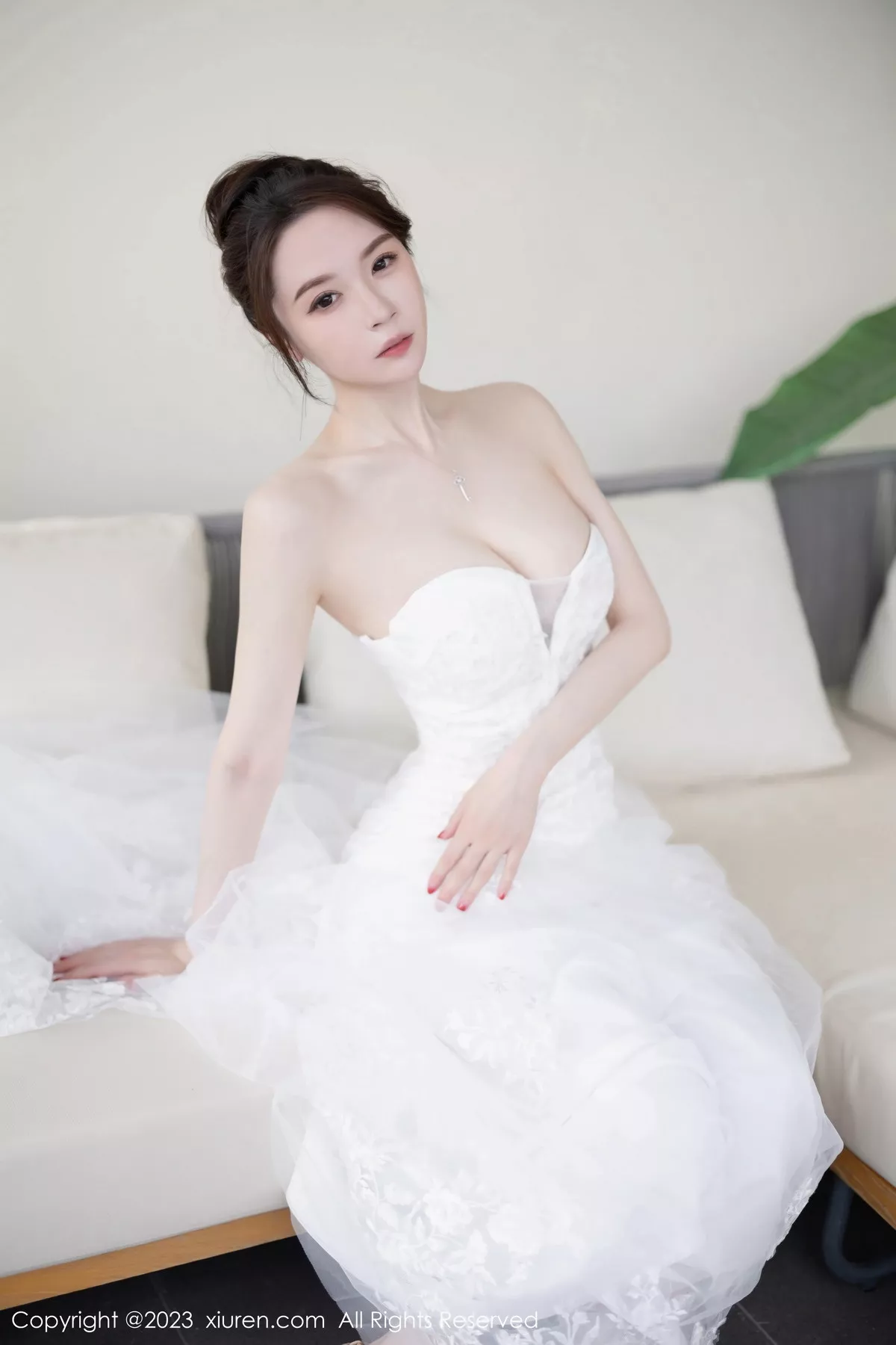 秀人集.com_[XiuRen秀人网]No.7310_模特梦心玥安吉旅拍性感白色婚纱服饰半脱秀曼妙身姿诱惑写真83P