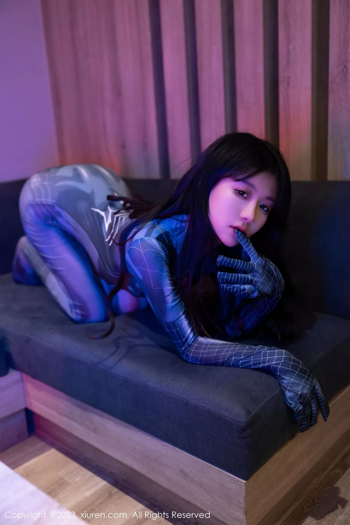 秀人集.com_[XiuRen秀人网]No.7326_模特幼幼暗色灯光下性感银灰蜘蛛侠服紧身秀完美身材诱惑写真77P