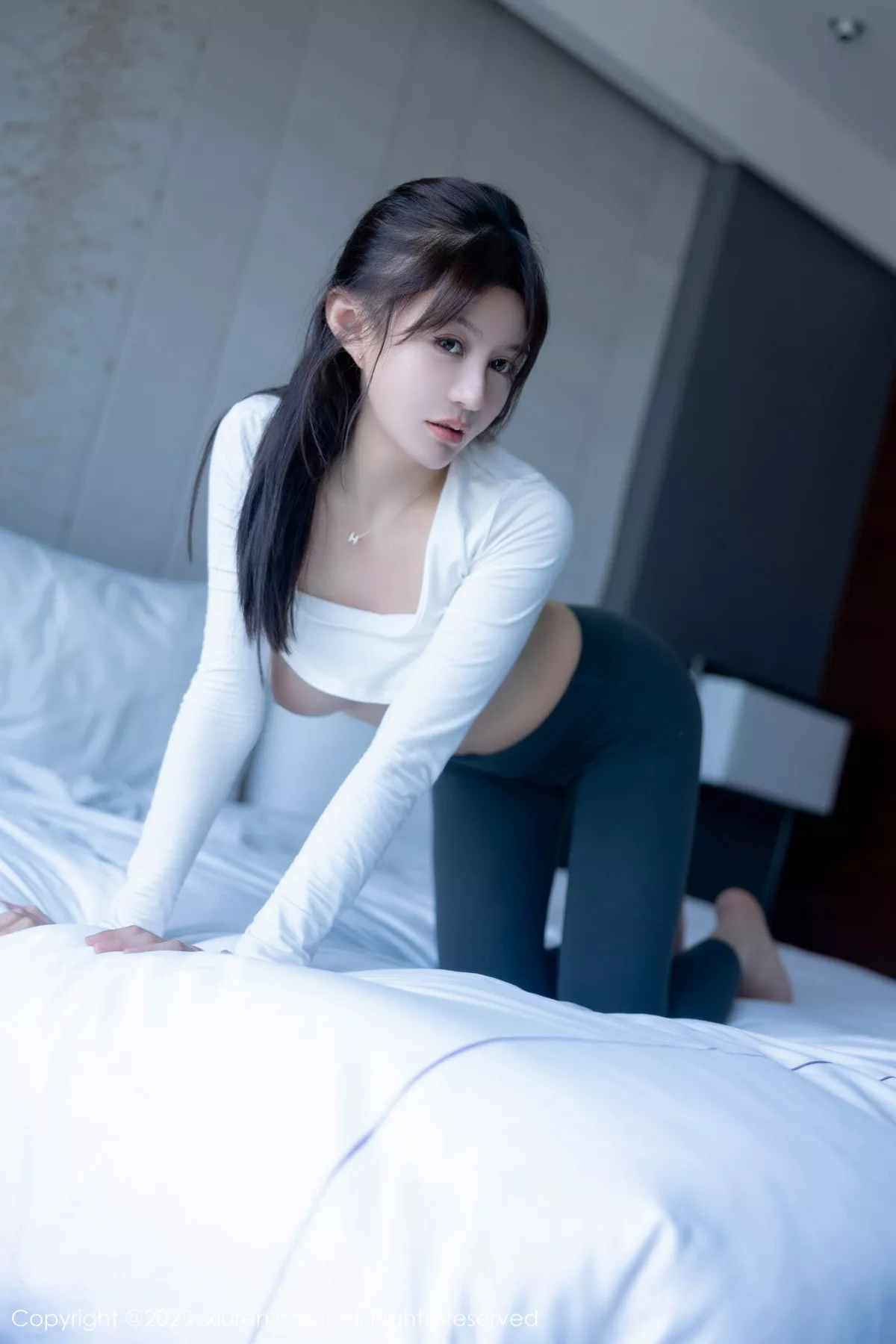 秀人集.com_[XiuRen秀人网]No.7370_模特唐宁宁性感白色上衣配灰色瑜伽裤紧身秀丰腴身姿诱惑写真80P