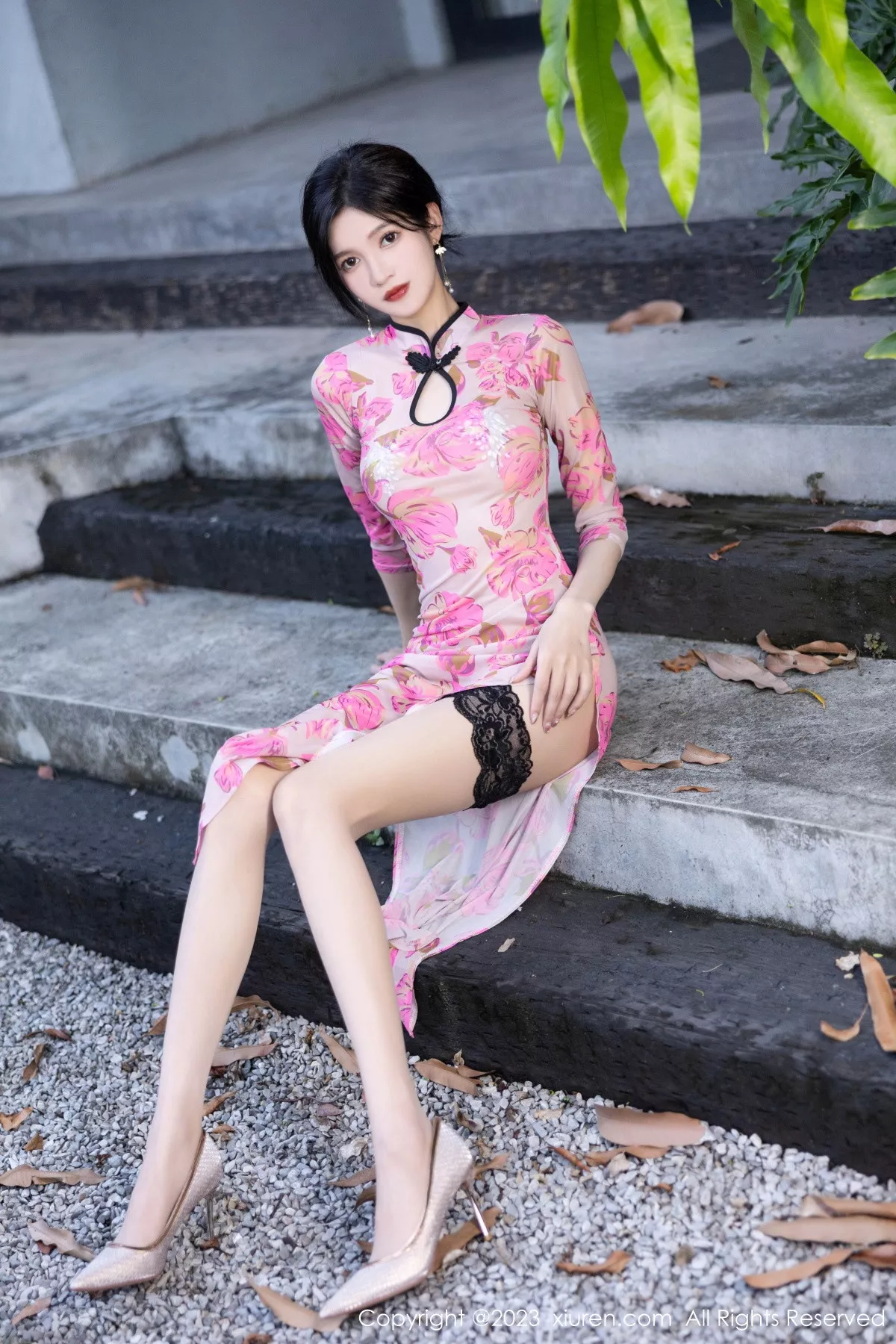 秀人集.com_[XiuRen秀人网]No.7388_模特程程程性感粉色旗袍服配原色丝袜半撩秀完美身材诱惑写真82P