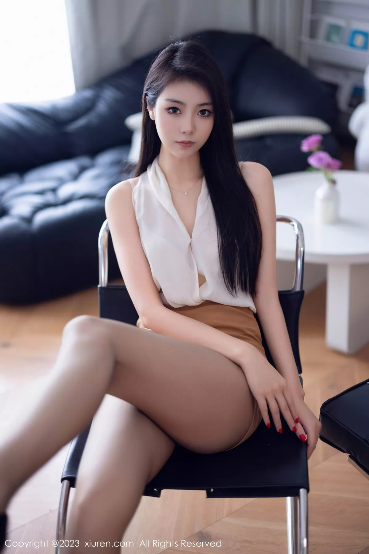 秀人集.com_[XiuRen秀人网]No.7387_模特可乐Vicky性感白上衣配杏色短裙露超薄黑丝秀美腿诱惑写真82P