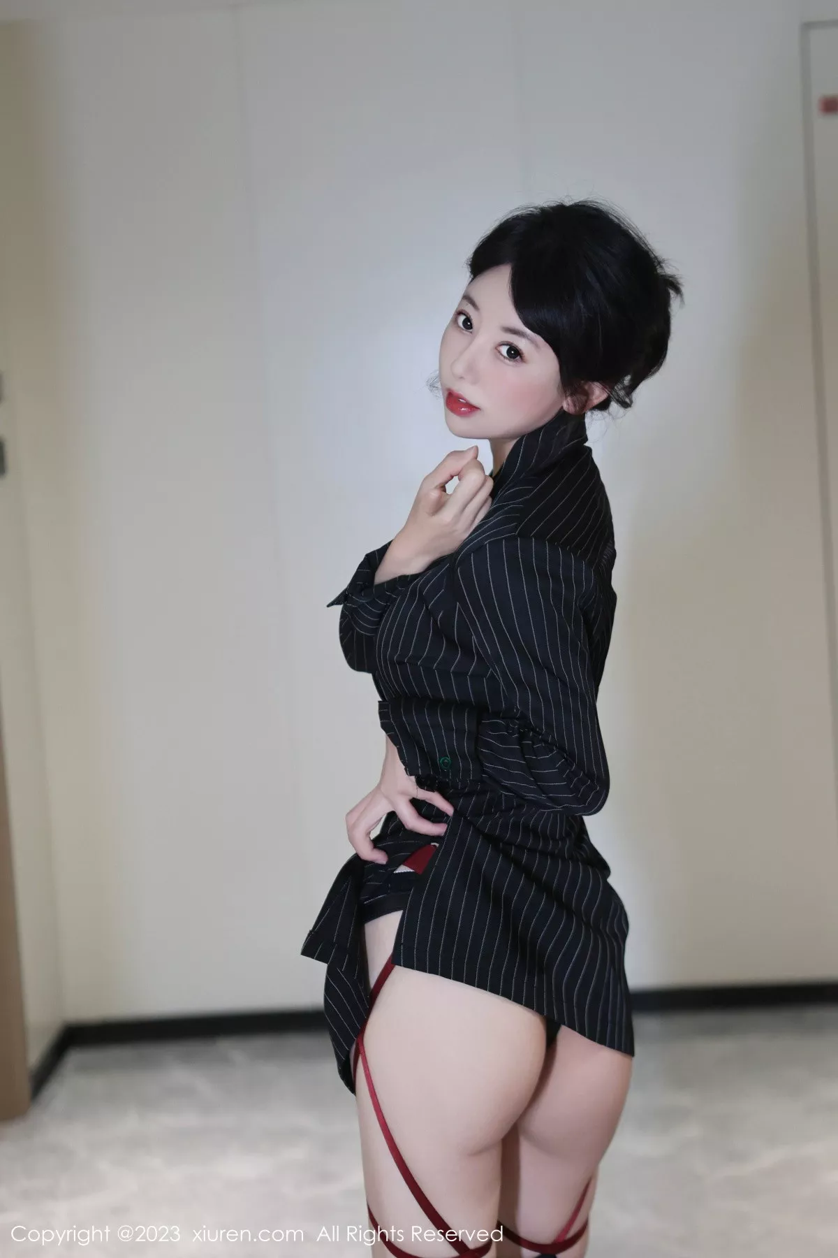 秀人集.com_[XiuRen秀人网]No.7384_模特白笑笑黑色条纹衬衫下性感黑色蕾丝内衣配黑丝吊袜诱惑写真83P