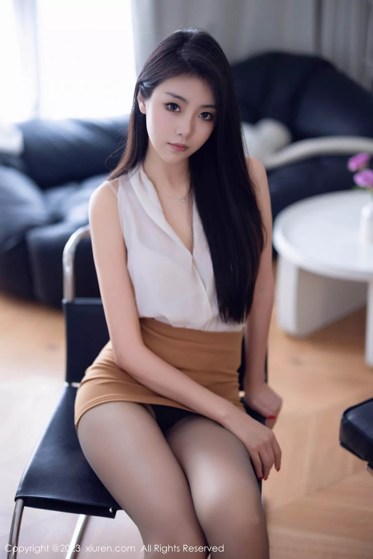 秀人集.com_[XiuRen秀人网]No.7387_模特可乐Vicky性感白上衣配杏色短裙露超薄黑丝秀美腿诱惑写真82P