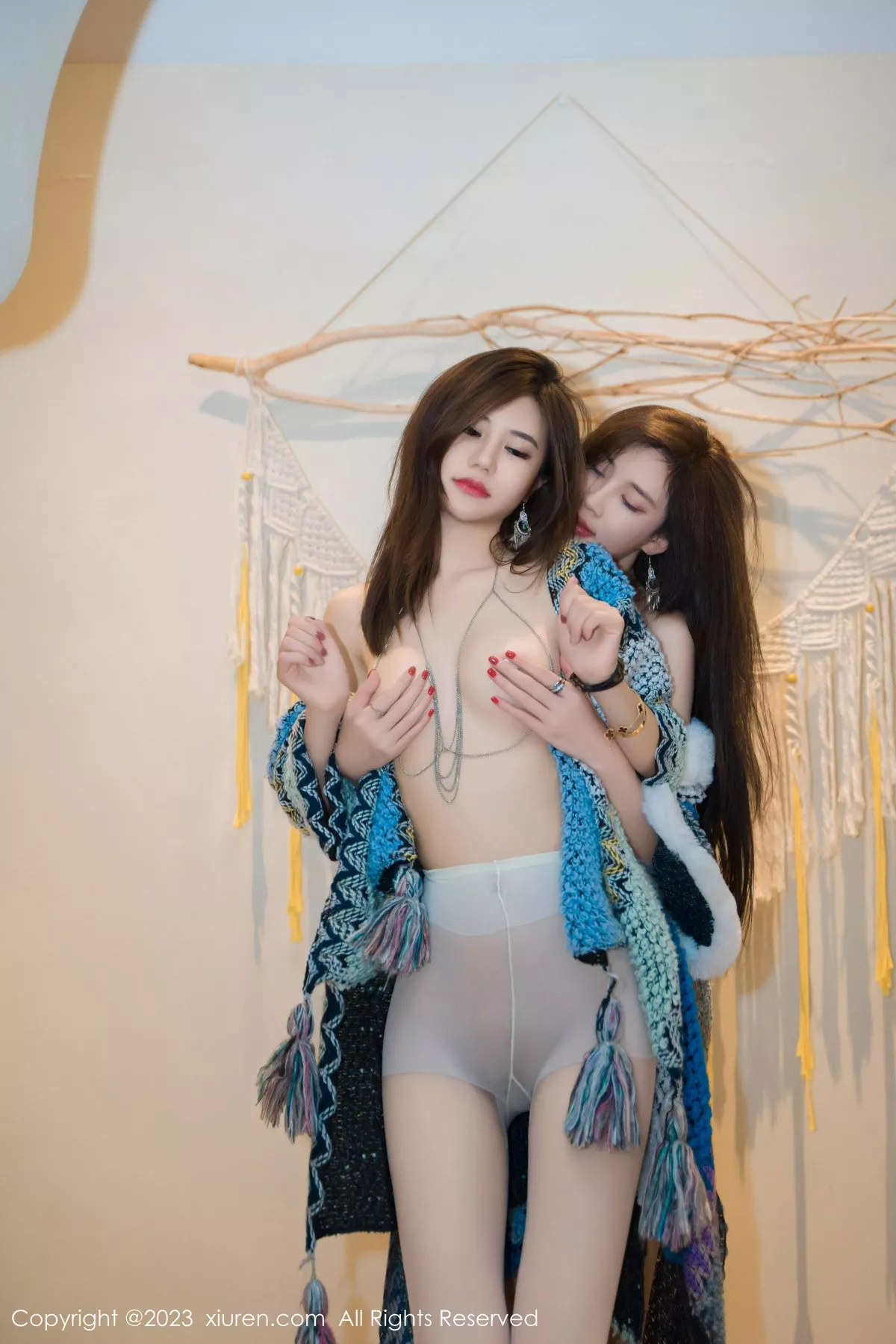 秀人集.com_[XiuRen秀人网]No.7393_女神绮里嘉＆周妍希性感姐妹花彩色披风配超薄黑丝完美诱惑写真70P