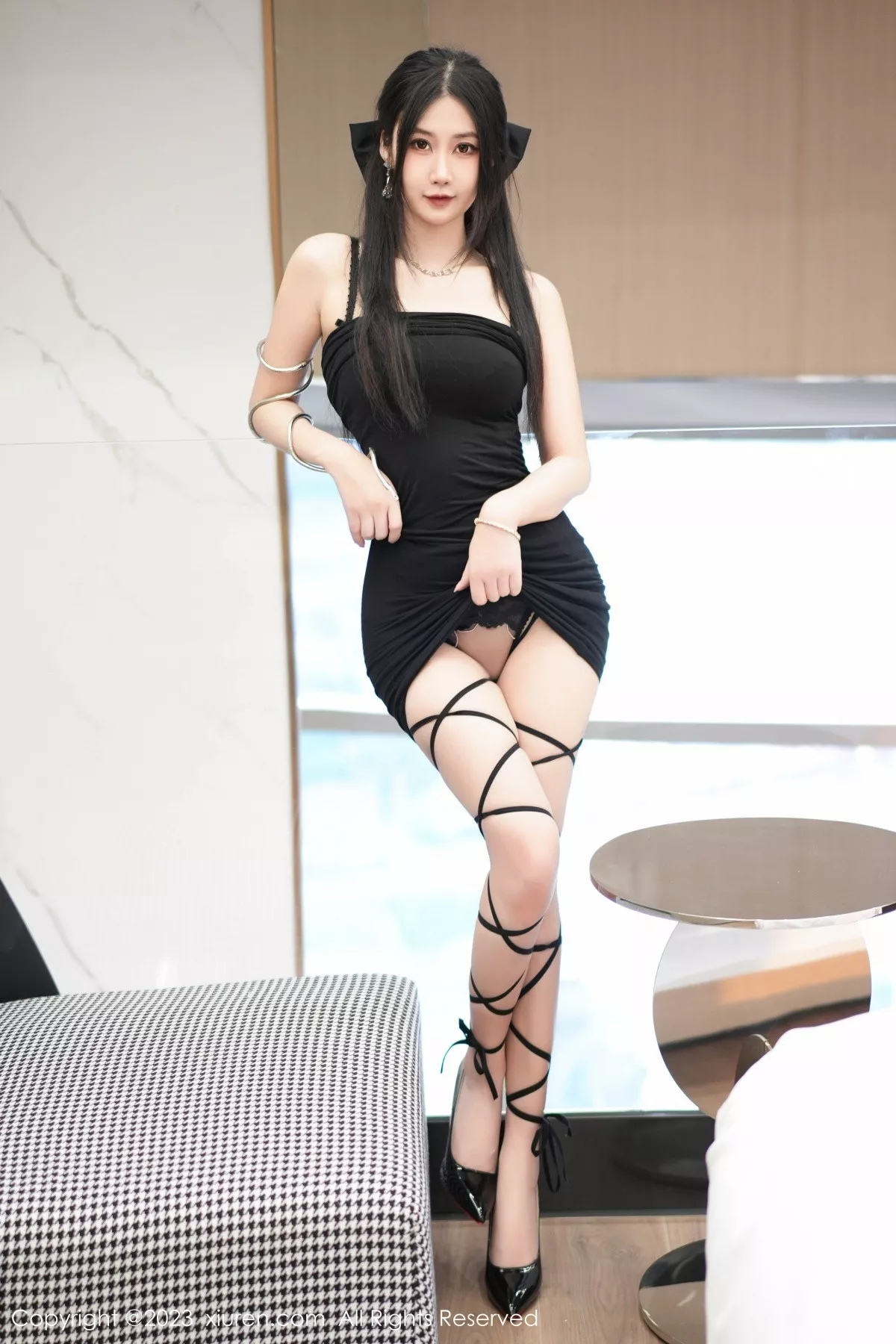 秀人集.com_[XiuRen秀人网]No.7394_模特laura阿姣性感黑色吊带短裙露薄纱内衣秀曼妙身姿诱惑写真72P