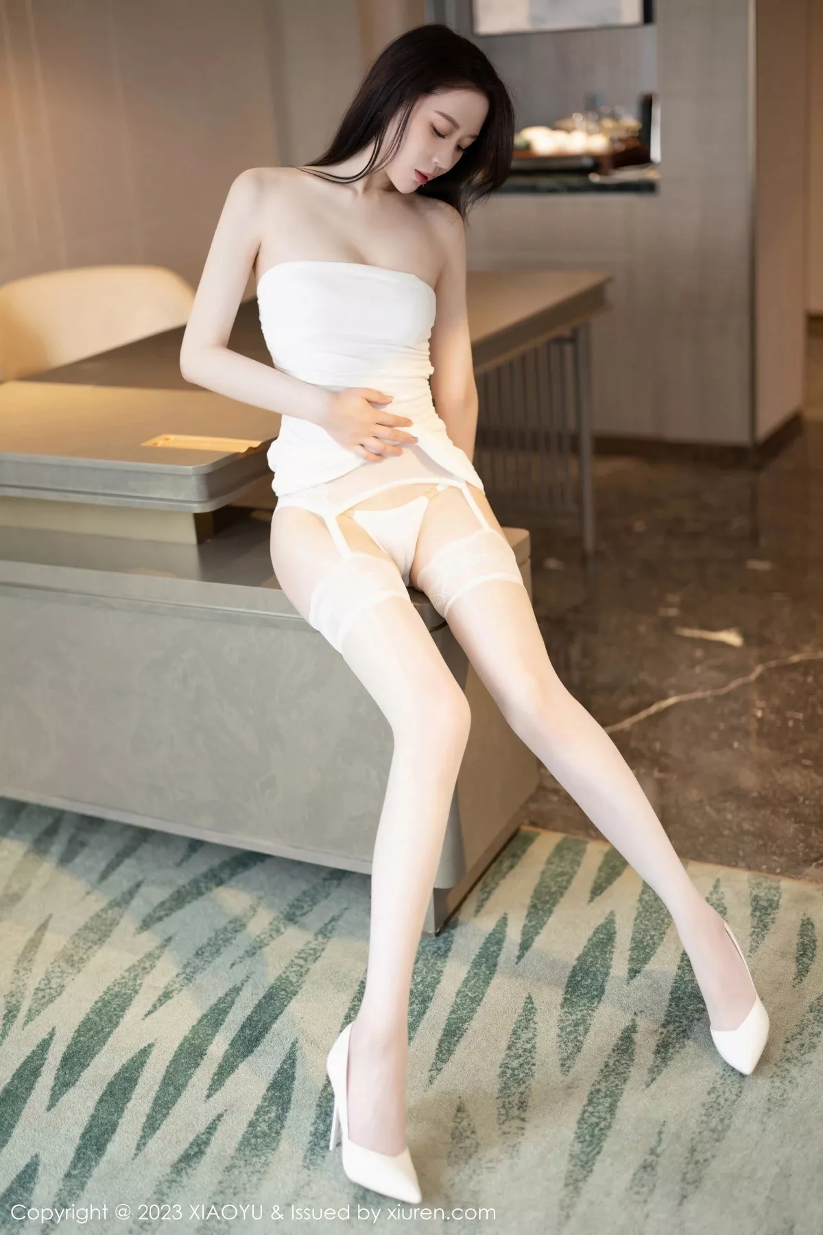 秀人集.com_[XiaoYu画语界]Vol.1099_模特梦心玥白色露肩连衣裙配白丝吊袜秀高挑曼妙身姿诱惑写真91P